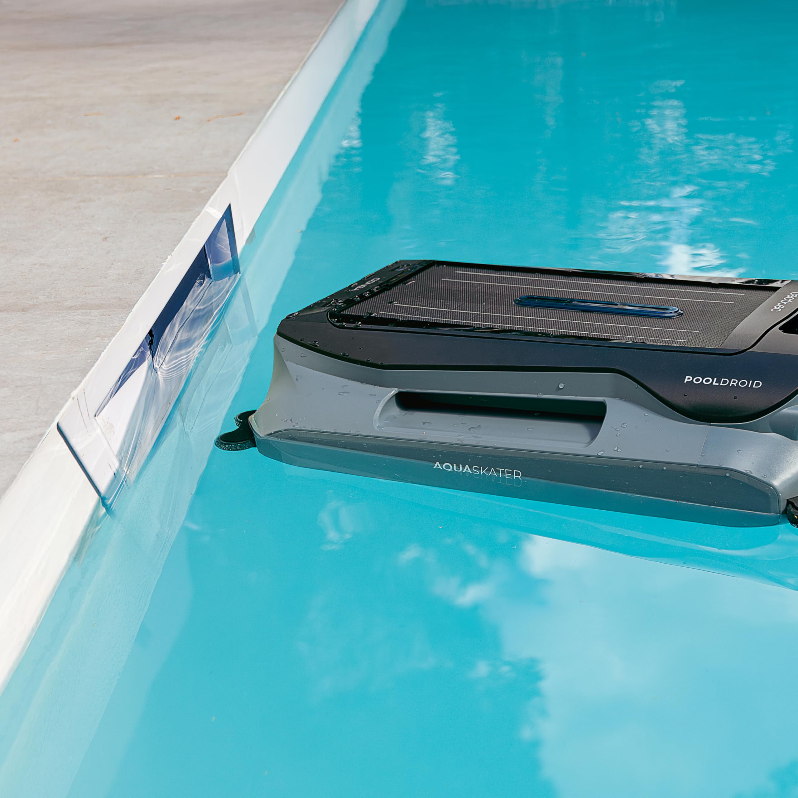 Cecotec Robot Pulitore Piscina Senza Fili Conga Pooldroid AquaSkater, Per Superficie e Linea di Galleggiamento, Carica Solare, Autonomia 16h, Cestello 4.5L, Filtro da 187.5 μm, Navigazione Sensori