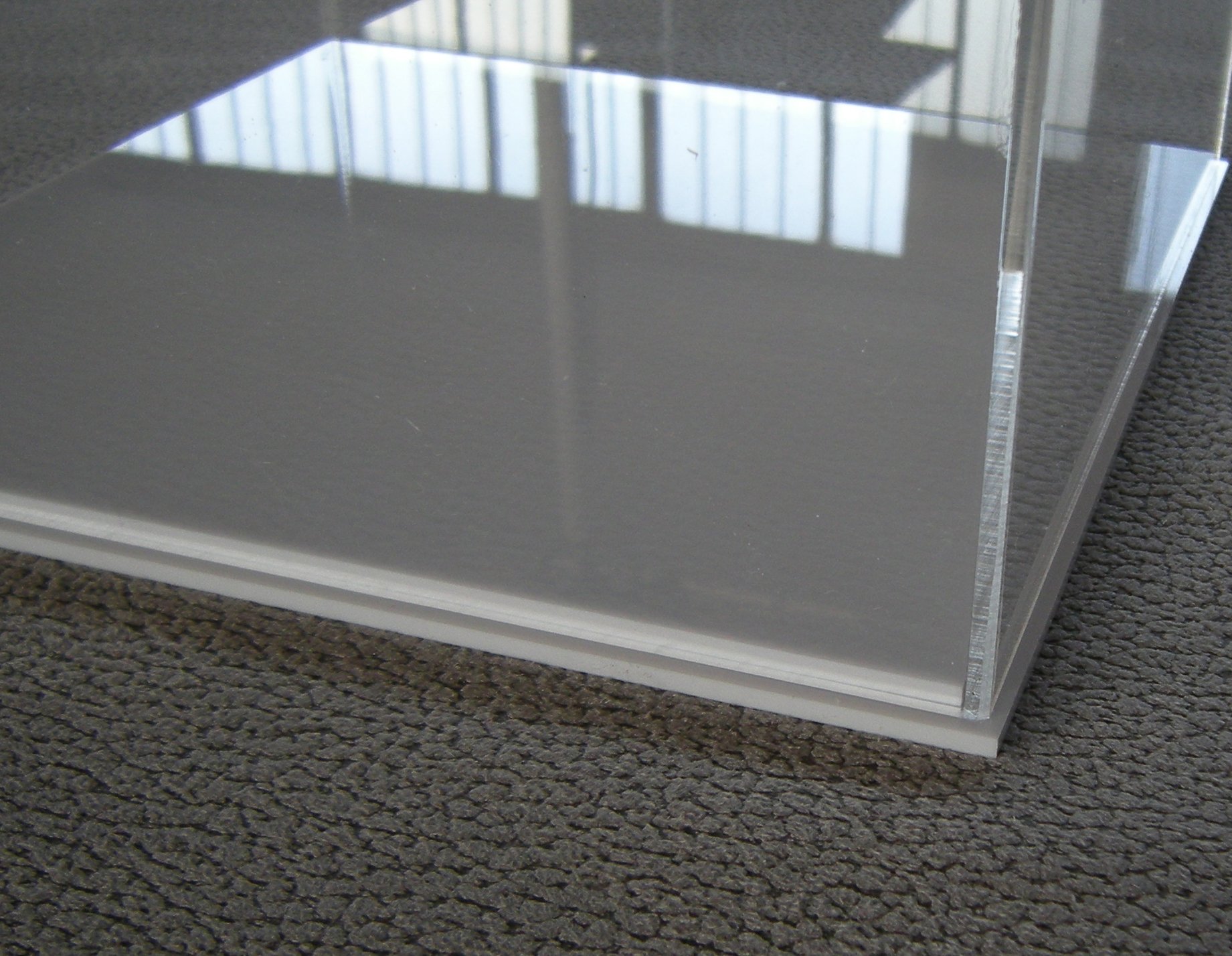 ORUS - Teca con base bianca, formato: 20 x 20 x 35 (h)