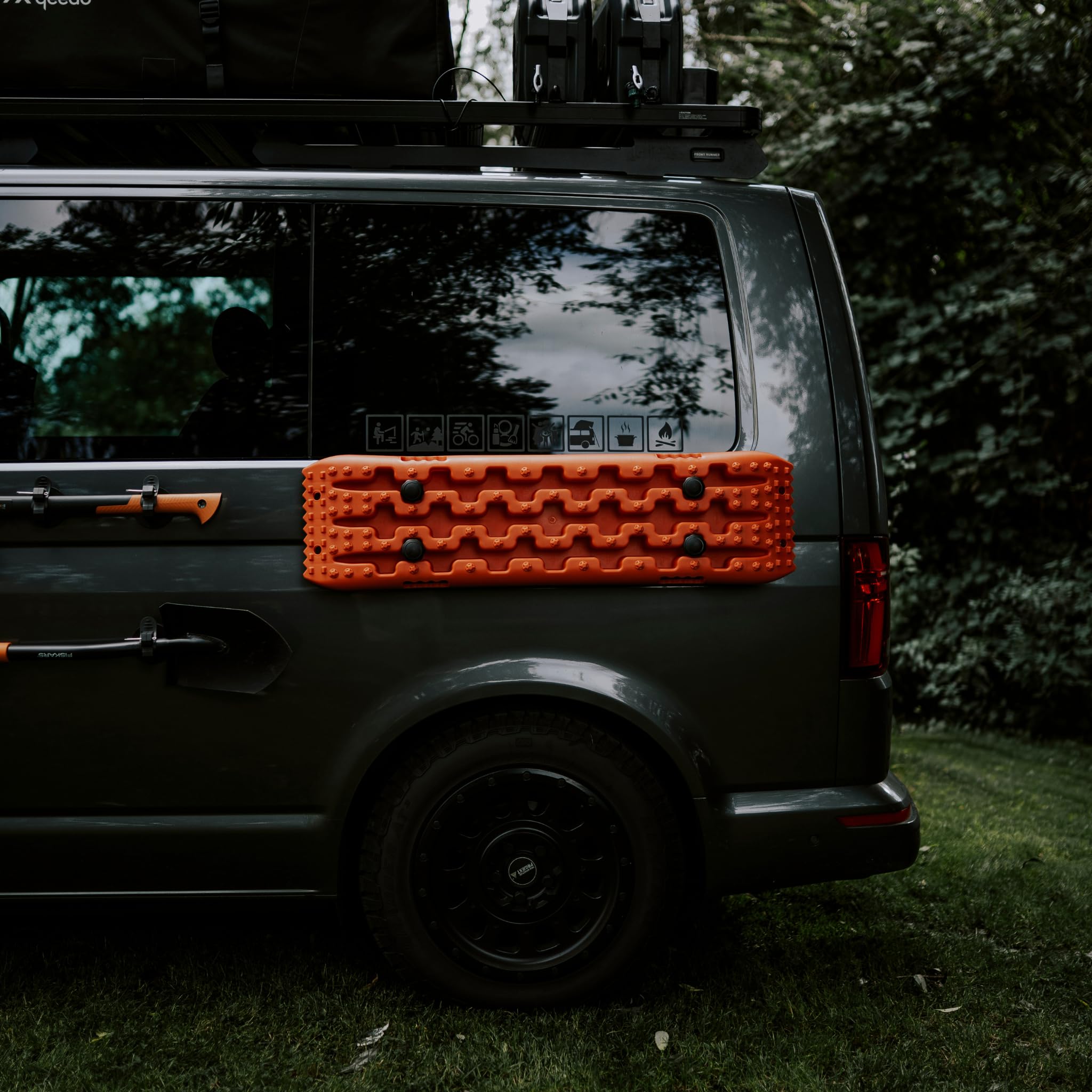 Campnetic Sandboards mit magnetischer Halterung - Orange | Sandbleche ohne bohren, starke Magnethalterung, Einfaches Anbringen, 4x 56kg Haftkraft, Offroad Zubehör, Anfahrhilfe Schnee