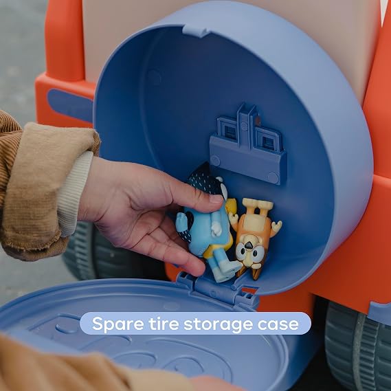 Bluey 6V Ride On Car for Toddlers - سيارة كهربائية تفاعلية للأطفال مع تأثيرات صوتية وموسيقى ، لعبة ركوب للأولاد والبنات ، تتضمن بطارية وشاحن 6V قابلة للشحن