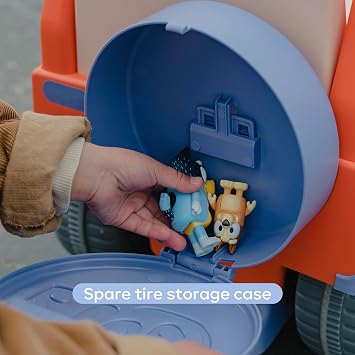 Bluey 6V Ride On Car for Toddlers - سيارة كهربائية تفاعلية للأطفال مع تأثيرات صوتية وموسيقى ، لعبة ركوب للأولاد والبنات ، تتضمن بطارية وشاحن 6V قابلة للشحن