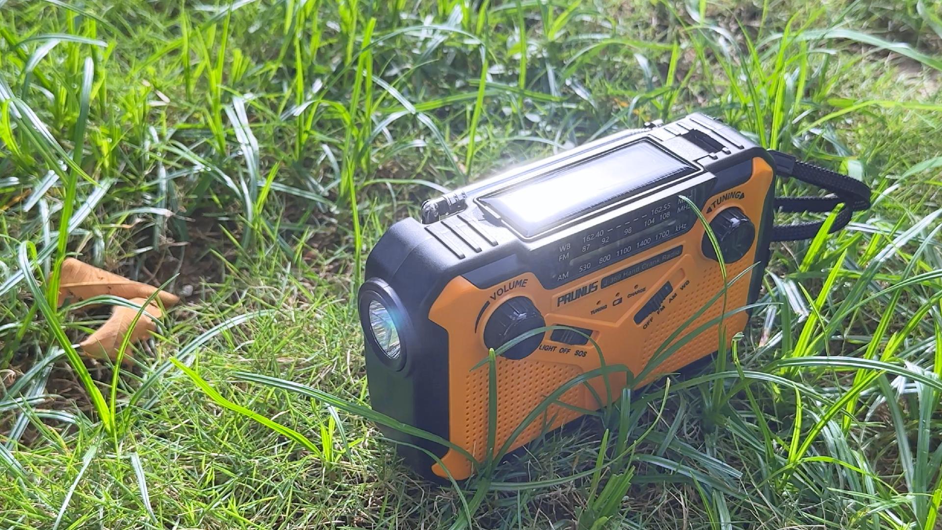PRUNUS J-369 Solar Radio, FM/AM Zwengelradio, Draagbare Oplaadbare Radio met 3000 mAh Batterij, Noodradio met SOS Sirene/Flitslicht voor Kamperen, Buiten en Stroomuitval Situaties