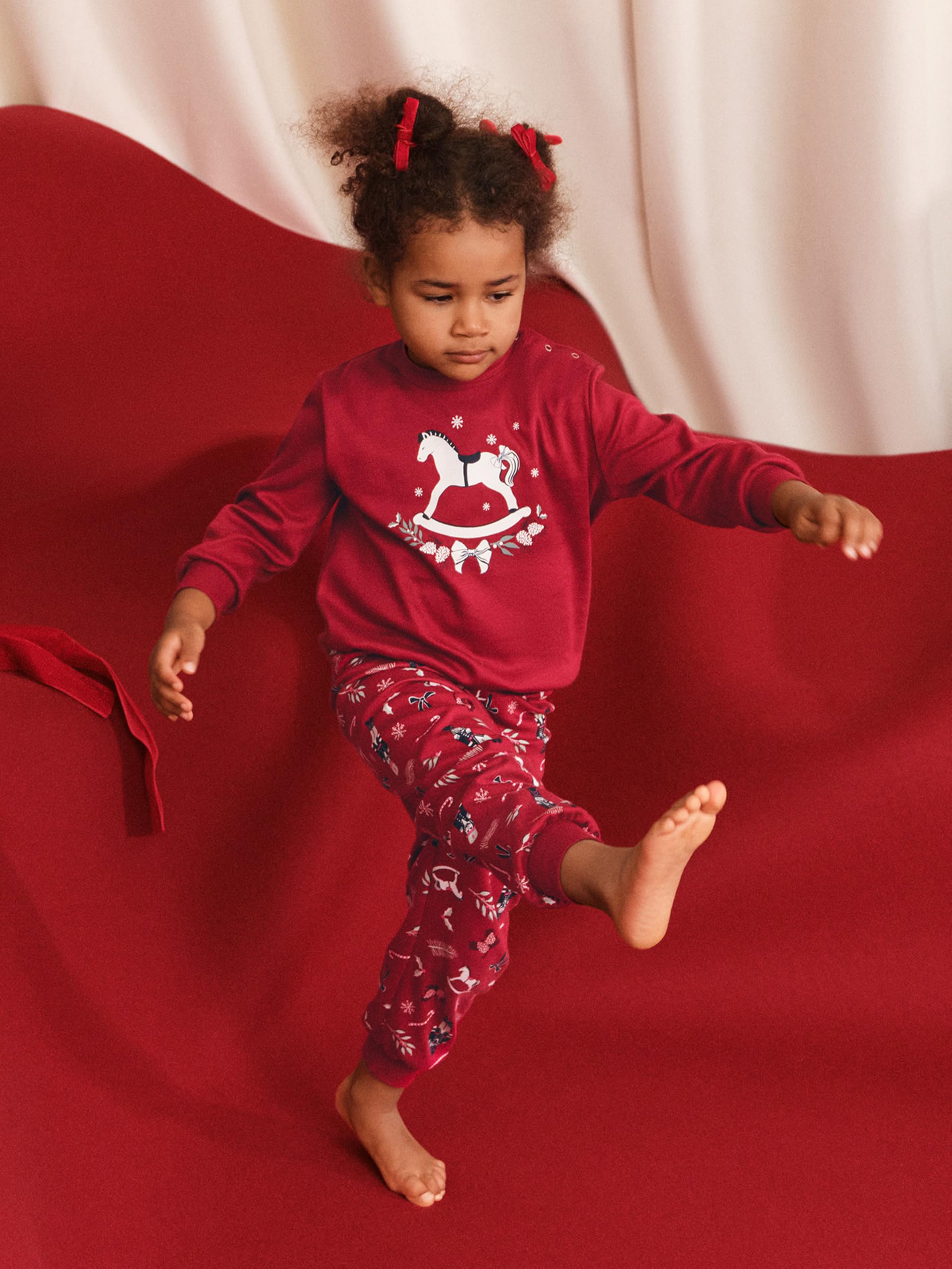 CALIDA Family & Friends Mädchen Bündchen-Pyjama Kinder, aus 100% Bio-Baumwolle, mit weichen Rippbündchen an den Abschlüssen | Schlafanzug aus Baumwolle, atmungsaktiv, einfache Pflege