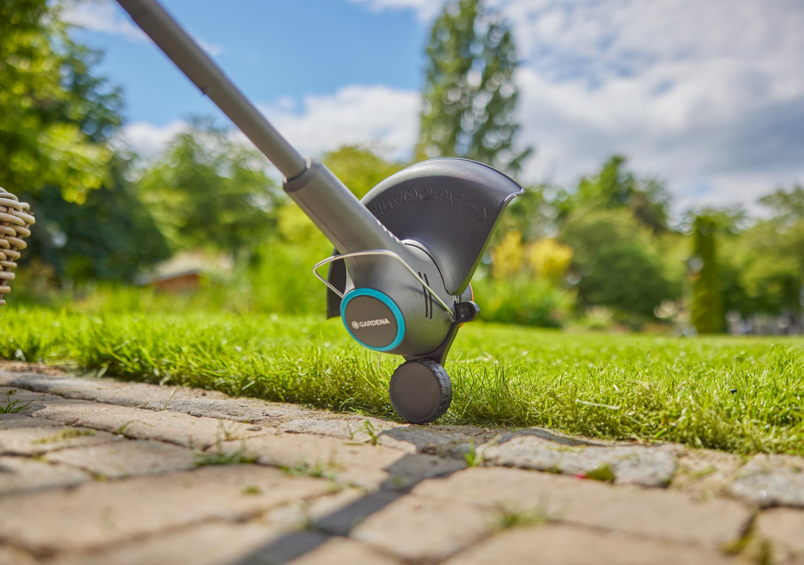 Gardena Cortabordes de batería EasyTrim 25/18V P4A Solo: Ligero, Corte de Bordes, Telescópico, Ergonómico, Sin Cable (14704-55)