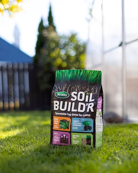 Scotts Scotts Soil Build'R Spreadable Top Dress for Lawns 4.2kg (122m² Coverage) in use