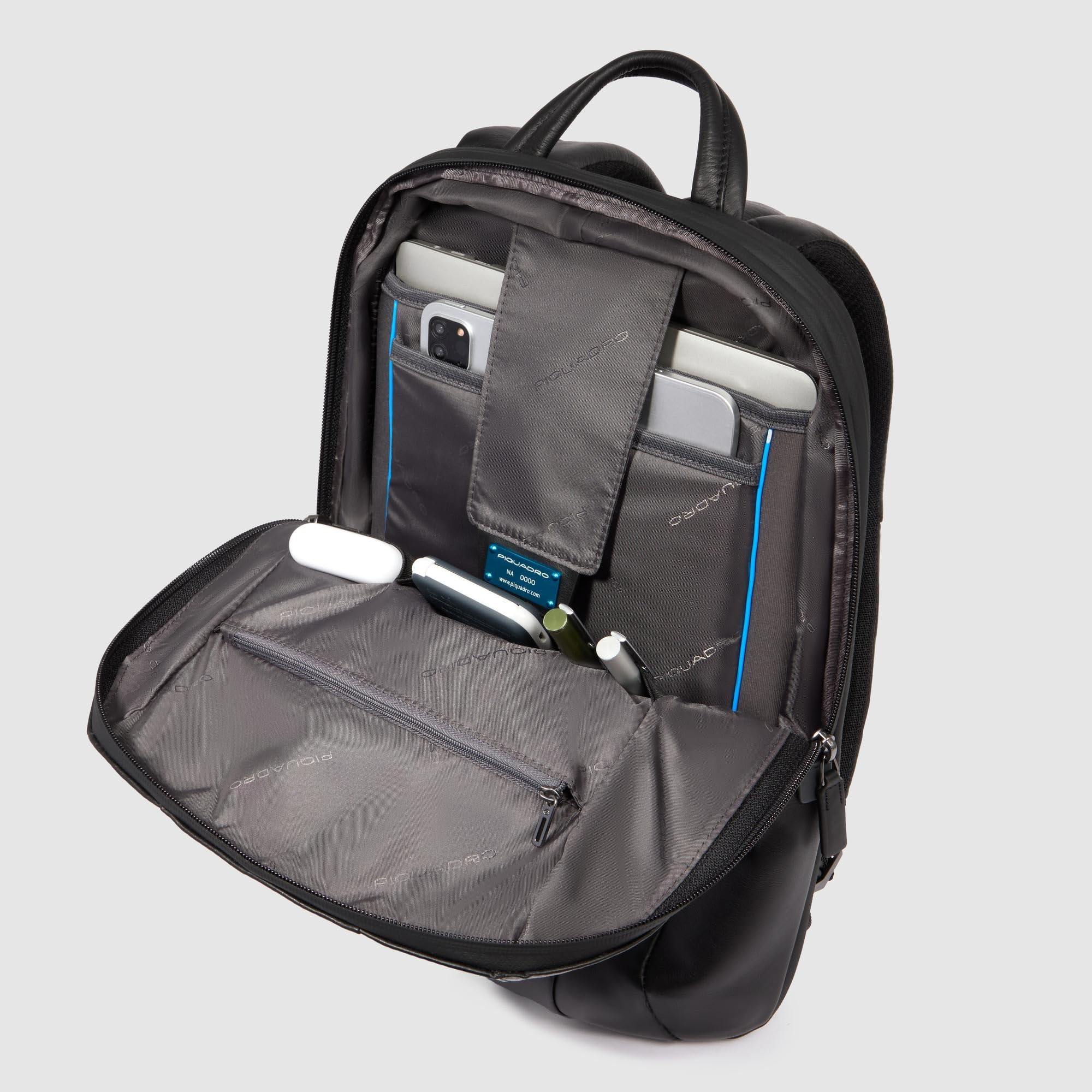 PIQUADRO - Zaino Porta PC 15,6" Espandibile in Pelle - Uomo - Nero | Aggancio per Trolley, Volume extra, Spallacci imbottiti, Vani organizzati, Ufficio, Uso quotidiano