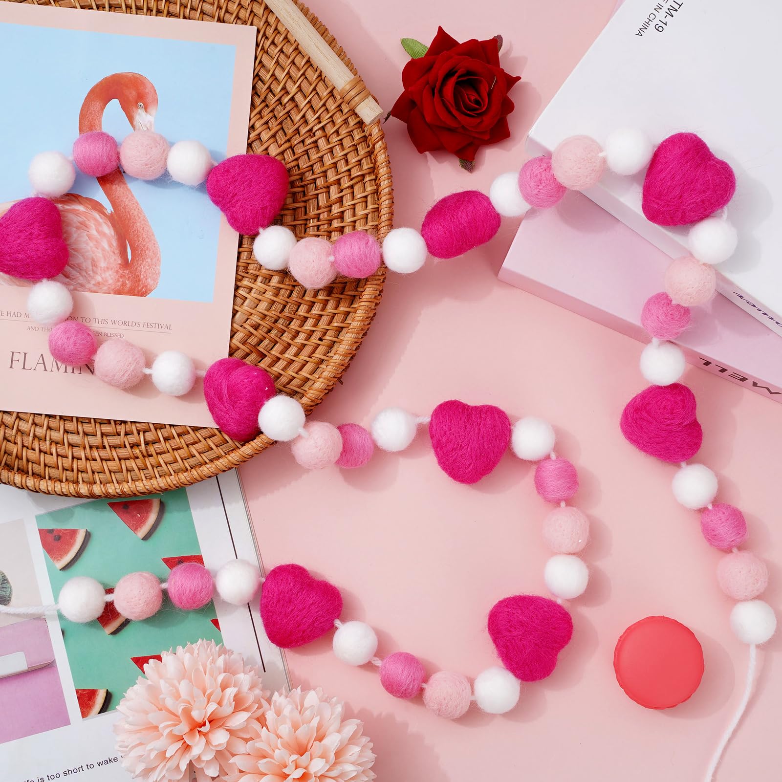 Whaline Valentinstag-Filzkugel-Girlande, 49 Bälle, Herz-Banner, rosa, weiß, flauschig, hängendes Ornament für Urlaub, Party, drinnen und draußen, Heimbüro, Dekoration, 3 m