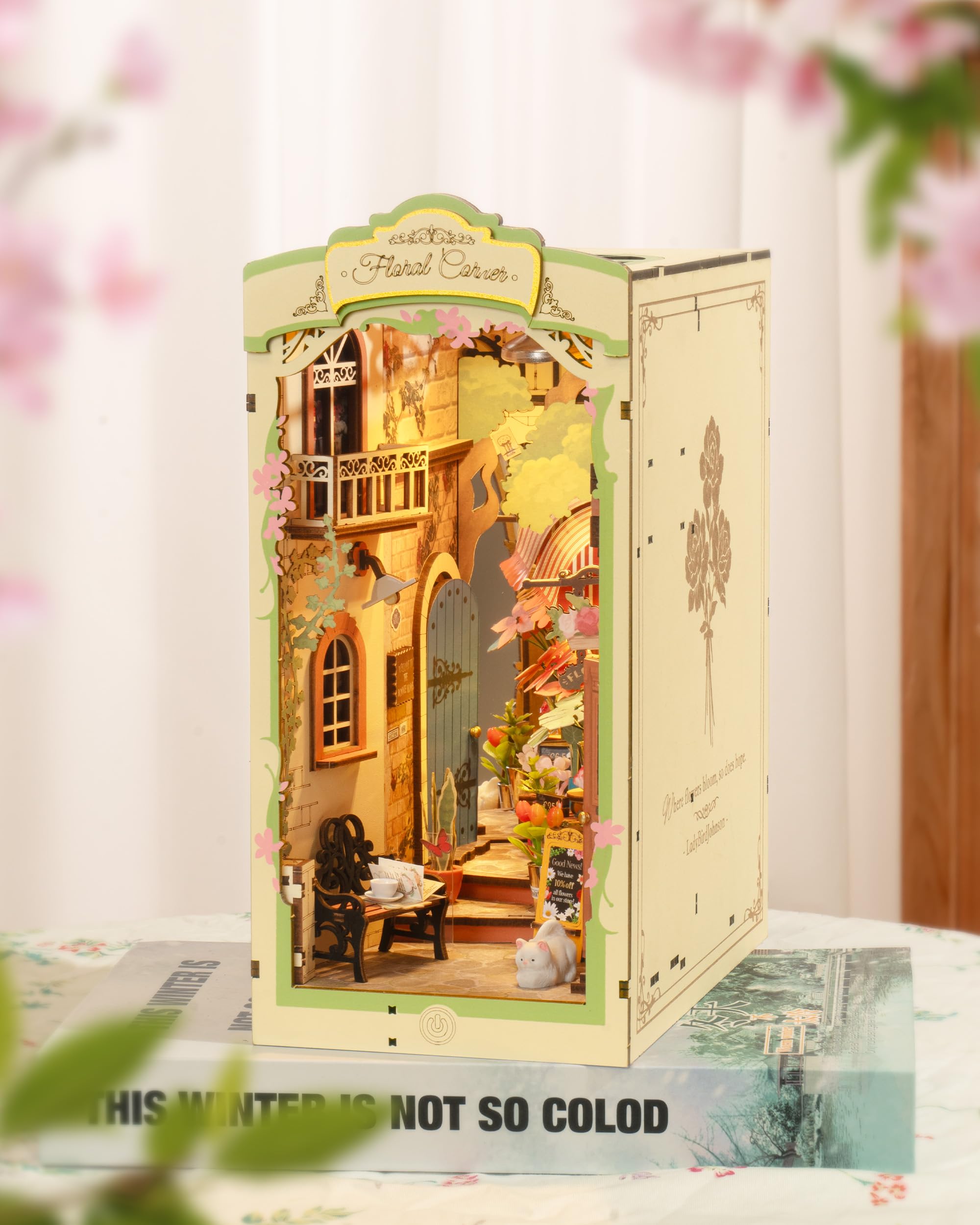 Rolife Book Nook Kit Miniature da costruire Diy Booknook Floral Corner 3d Puzzle Legno con Luci Decorazione Libreria Casa Modellismo da Costruire Adulti Diorama Modellismo TGB09