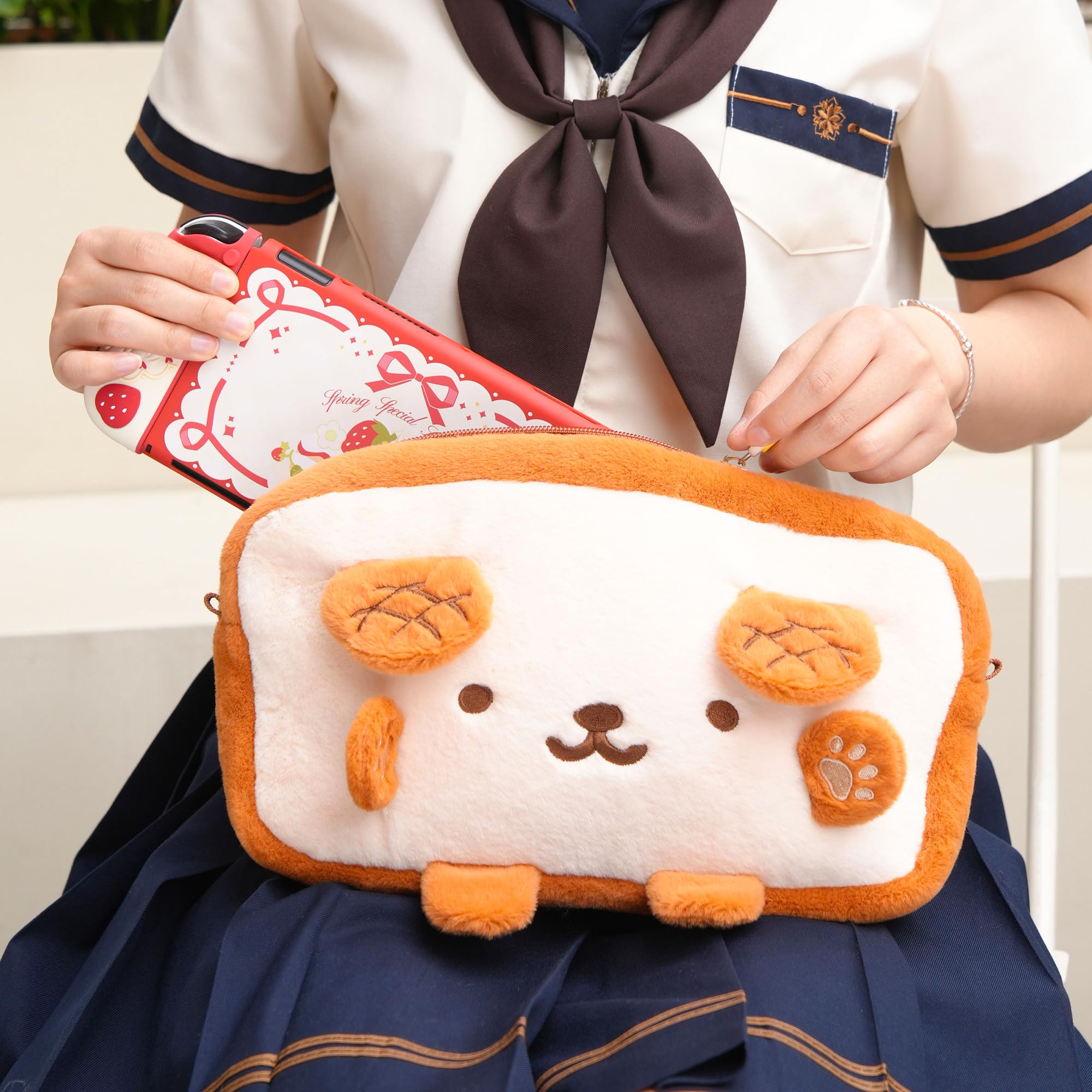 GeekShare Toast - Borsa in peluche compatibile con Switch/OLED, borsa da viaggio di grande capacità, con traccia, adatta per console Switch e accessori di gioco, Marrone, Carino