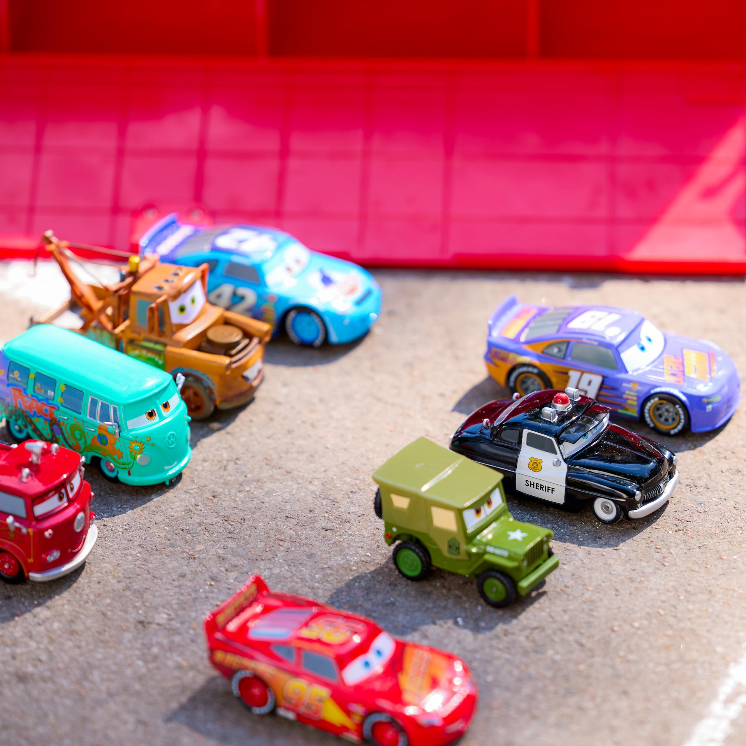 Disney Store Set da Gioco Mack Hauler, Pixar Cars, 9 Pezzi, Set di automobiline con Il trasportatore Mack e 8 Veicoli a retrocarica, Saetta McQueen, Cricchetto e Altri, Adatto dai 3 Anni in su