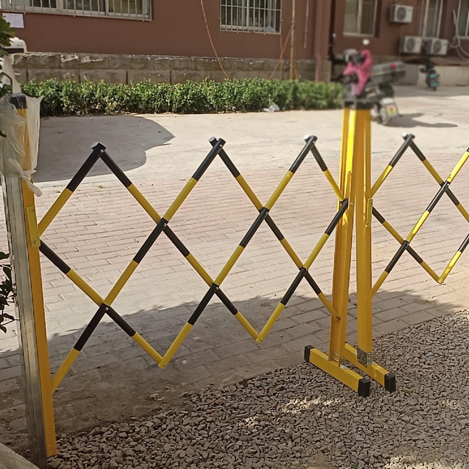 Barricada Móvil Expandible, Exterior Barrera De Estacionamiento Portátil Plegable, Retráctil Puerta De Tijera De Tráfico (Color : Black, Tamaño : 47x138in)