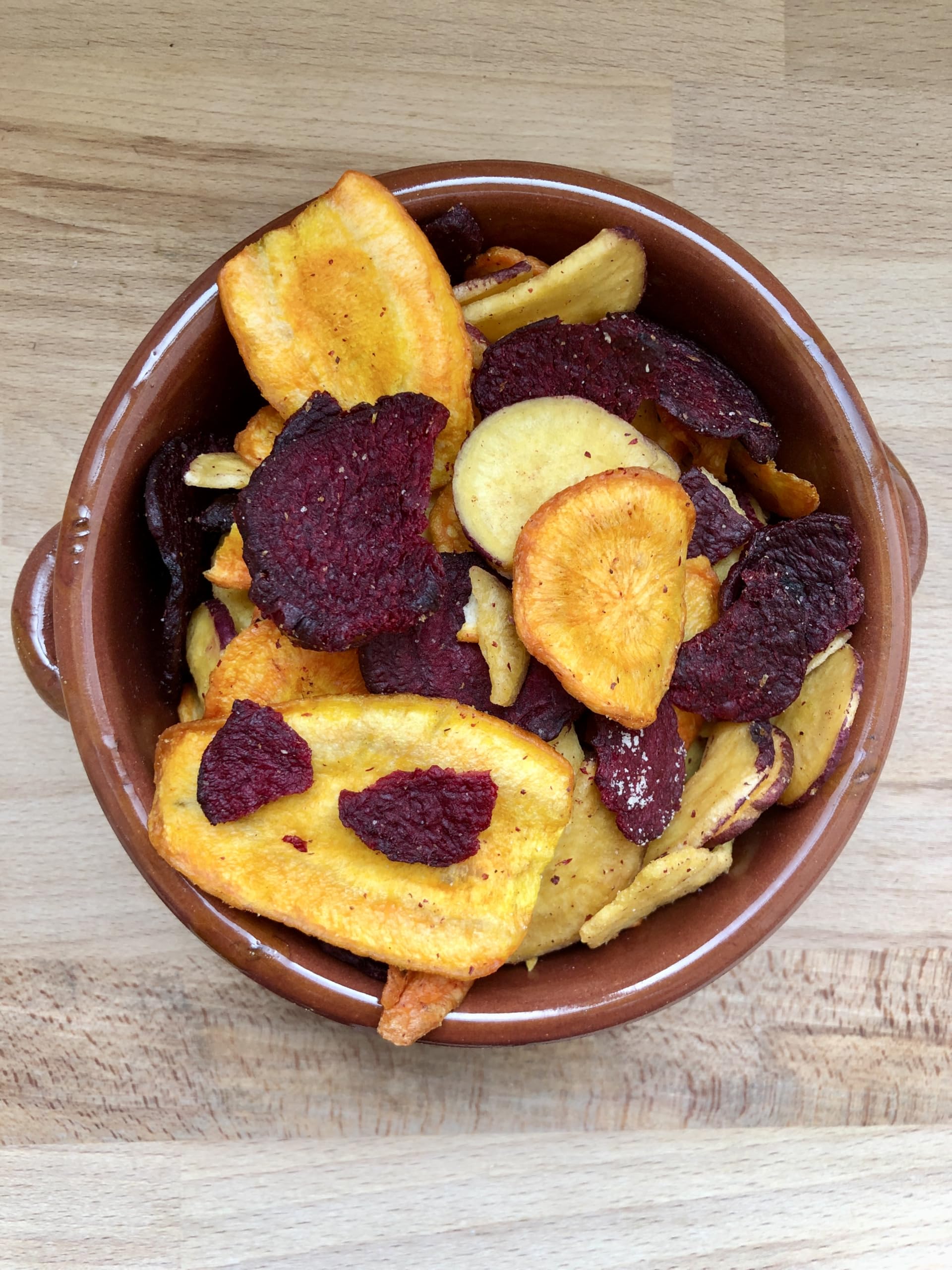 Barbabietola Verdure Chips - Chips di Verdure essiccate, croccanti - 450 Grammi in Sacchetto in kraft Richiudibile - Snack Sfizioso e Salutare, chips vegetali con patata dolce, carote e Barbietola