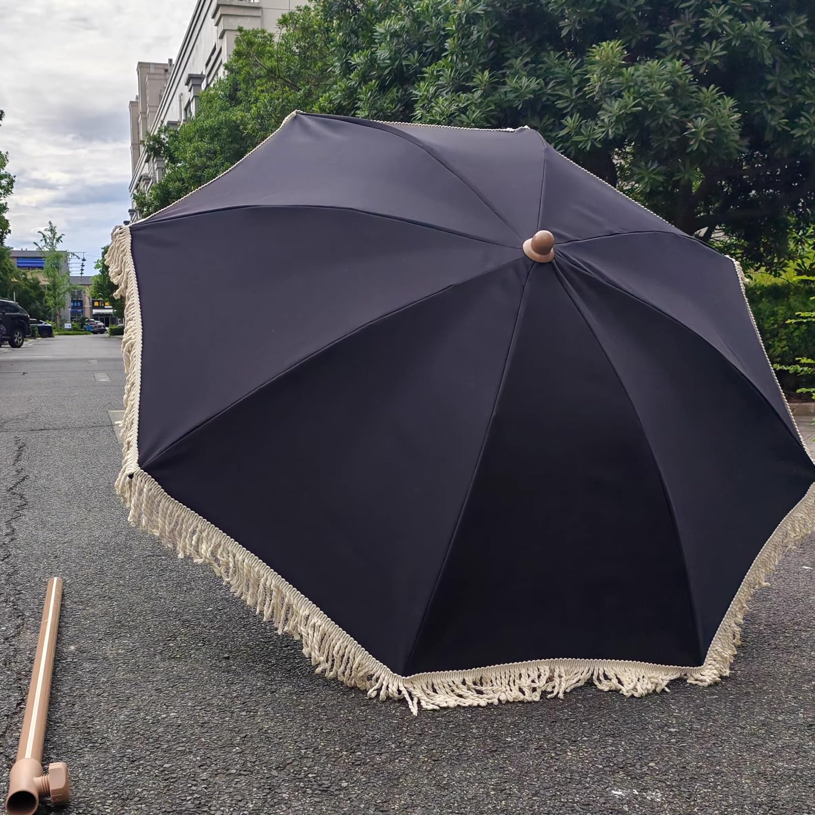 Gotycki parasol ogrodowy 240 cm z frędzlami i regulacją nachylenia, czarny okrągły parasol ogrodowy z frędzlami i żelaznym trzonkiem, żebra z włókna szklanego, do stołu, na plażę, do ogrodu