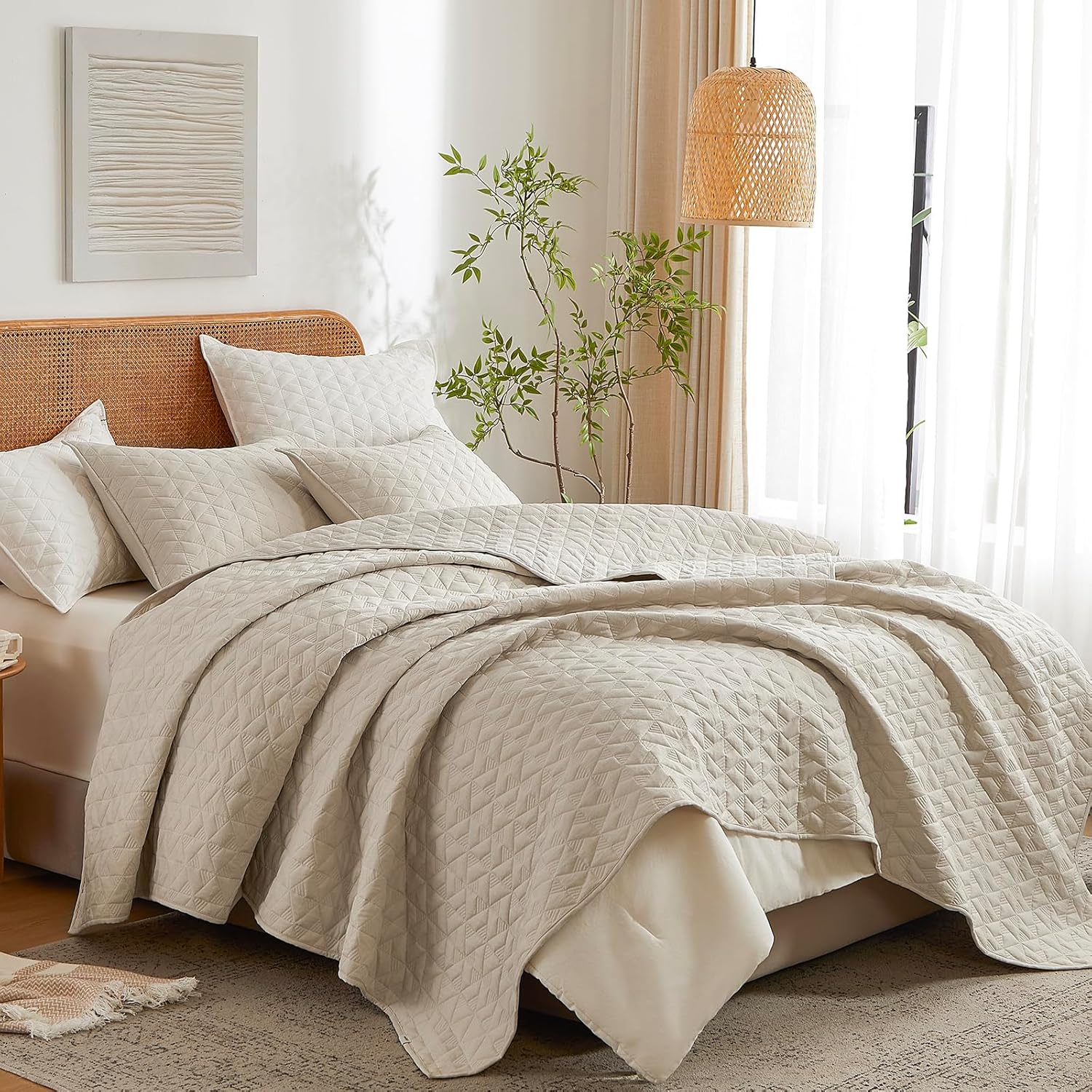 Beige Triangle Pattern Quilt Queen Size, Polyester 3-Pieces Queen Quilt Bedding Set Coverlet Lightweight Bedding comforters with 2 Pillow Shams