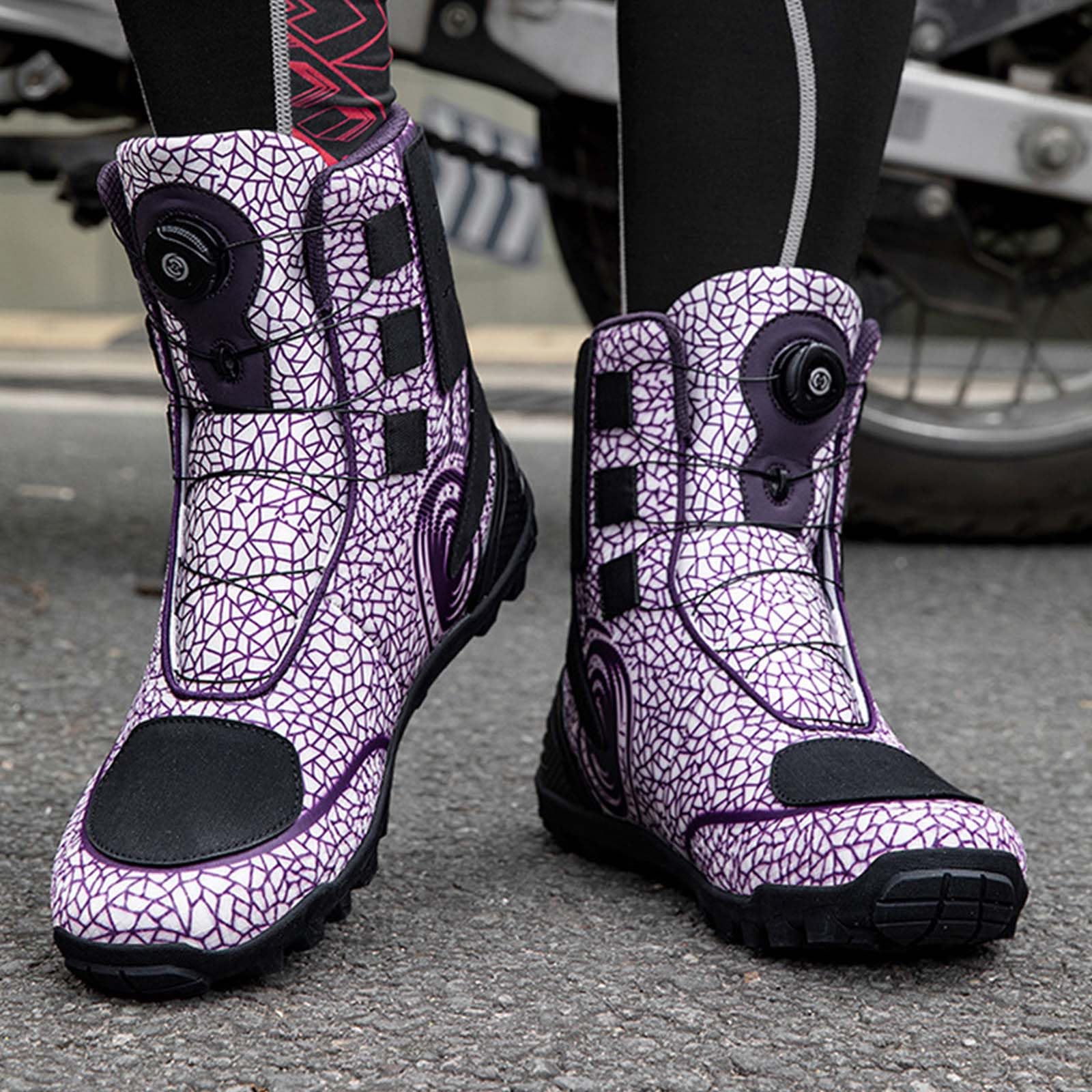 Botas Moto Hombre Mujer Impermeables Zapatos de Motocicleta Transpirables con Soporte el Tobillo, Suela Antideslizante, Almohadilla de Cambio