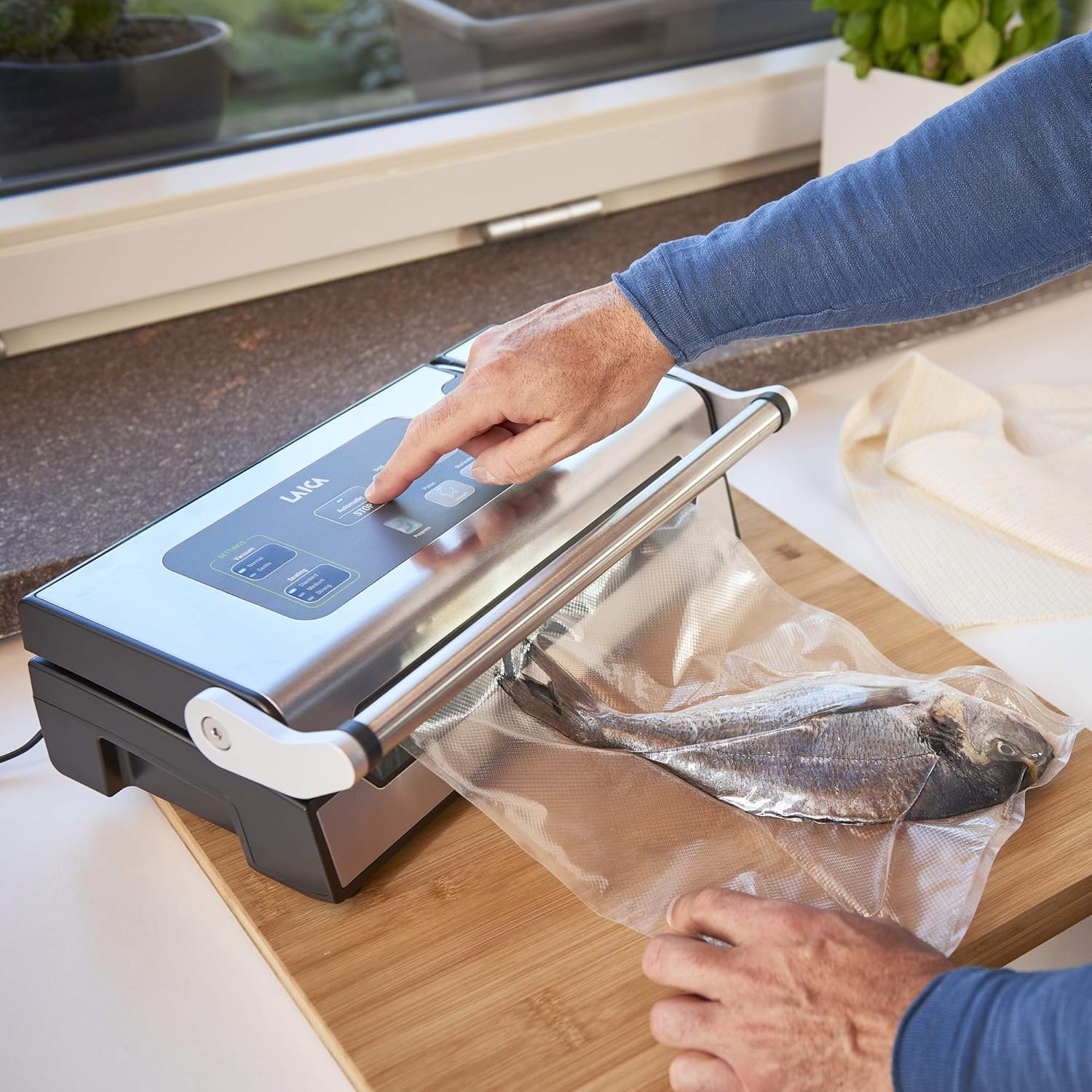 LAICA VT3240 XPro vacuum sealer connected to a vacuum container, highlighting available functions.