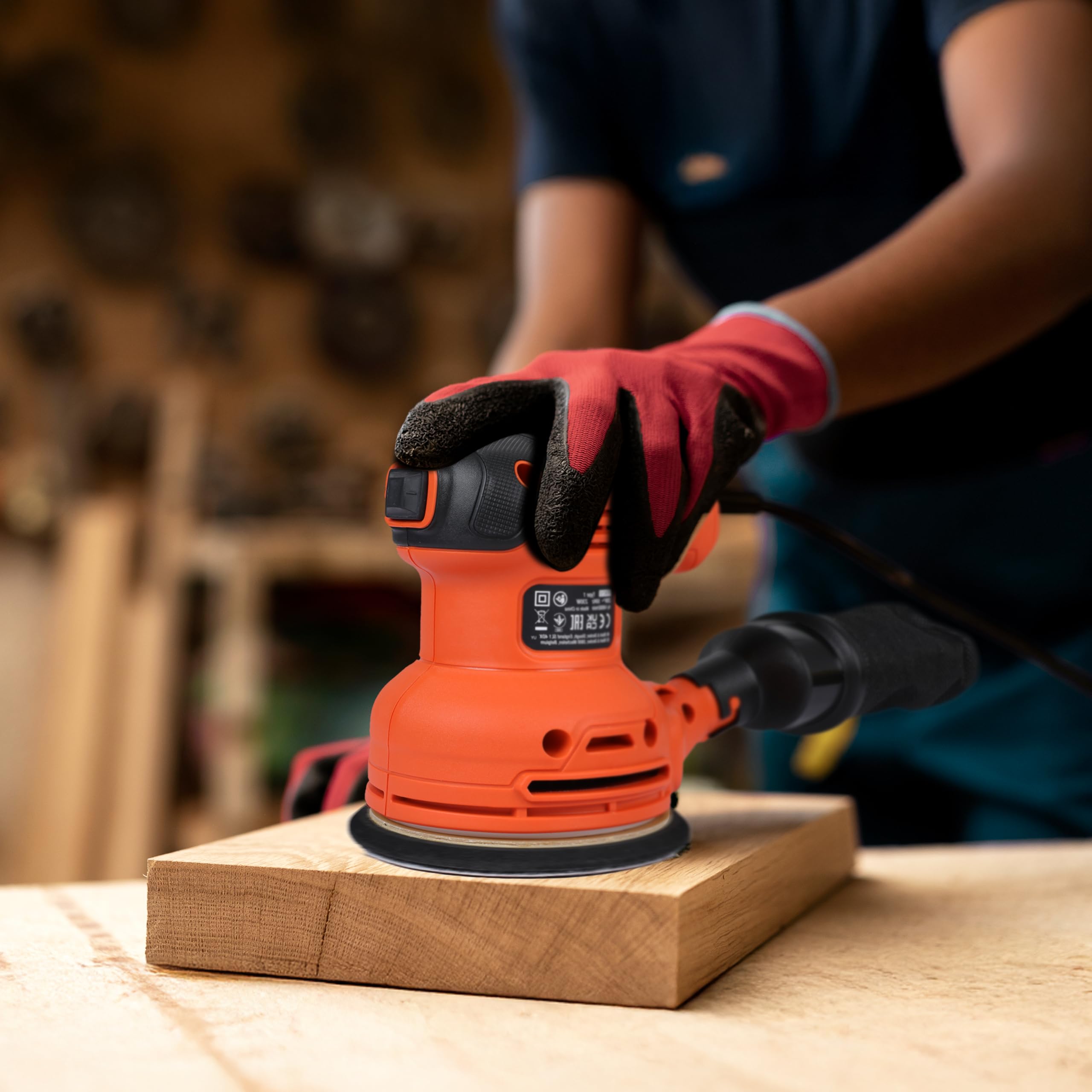 BLACK+DECKER Levigatrice roto orbitale 230W.Sacchetto raccoglipolvere incluso per un'area di lavoro più pulita. BEW210-QS