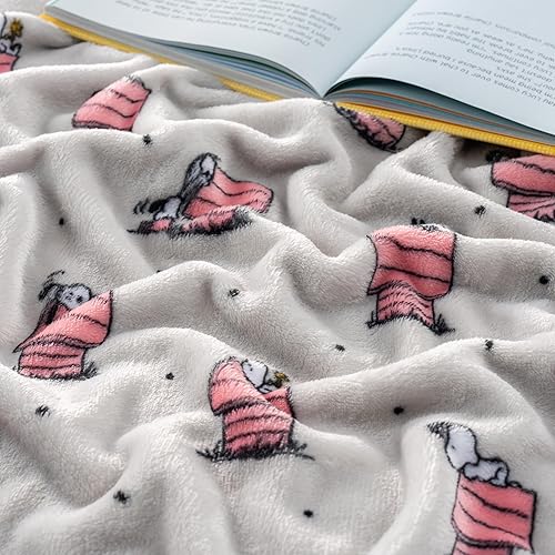 Miniatura 6 de Berkshire Blanket Peanuts VelvetLoft - Manta de felpa de Snoopy de gran tamaño para niños, maní regular con poses de casa de perro y lunares gris