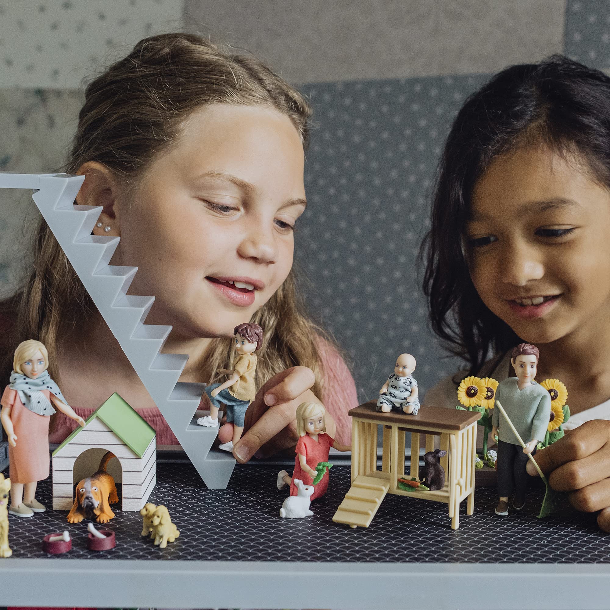 Lundby de la Gente de la casa de muñecas – Muñeca de Juguete Charlie Family Set de 5 – 2 Adultos + 3 Niños – Accesorios para de casa de muñecas – Mini muñecas de plástico para niños de 3 años – 1:18