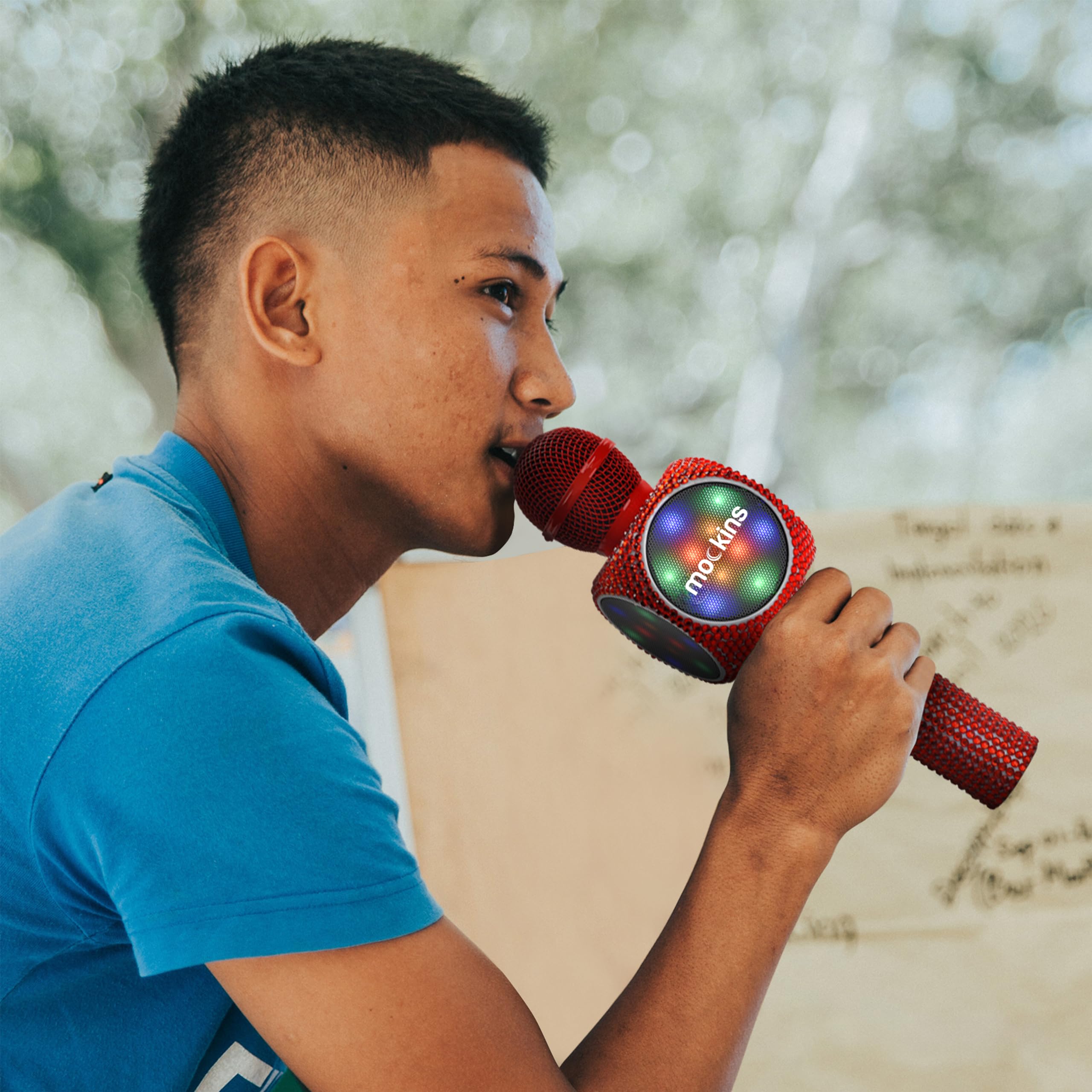 Mockins Micrófono de karaoke rojo brillante para niños, micrófono inalámbrico para karaoke con altavoz, cambiador de voz y luces LED coloridas, micrófono portátil para niños