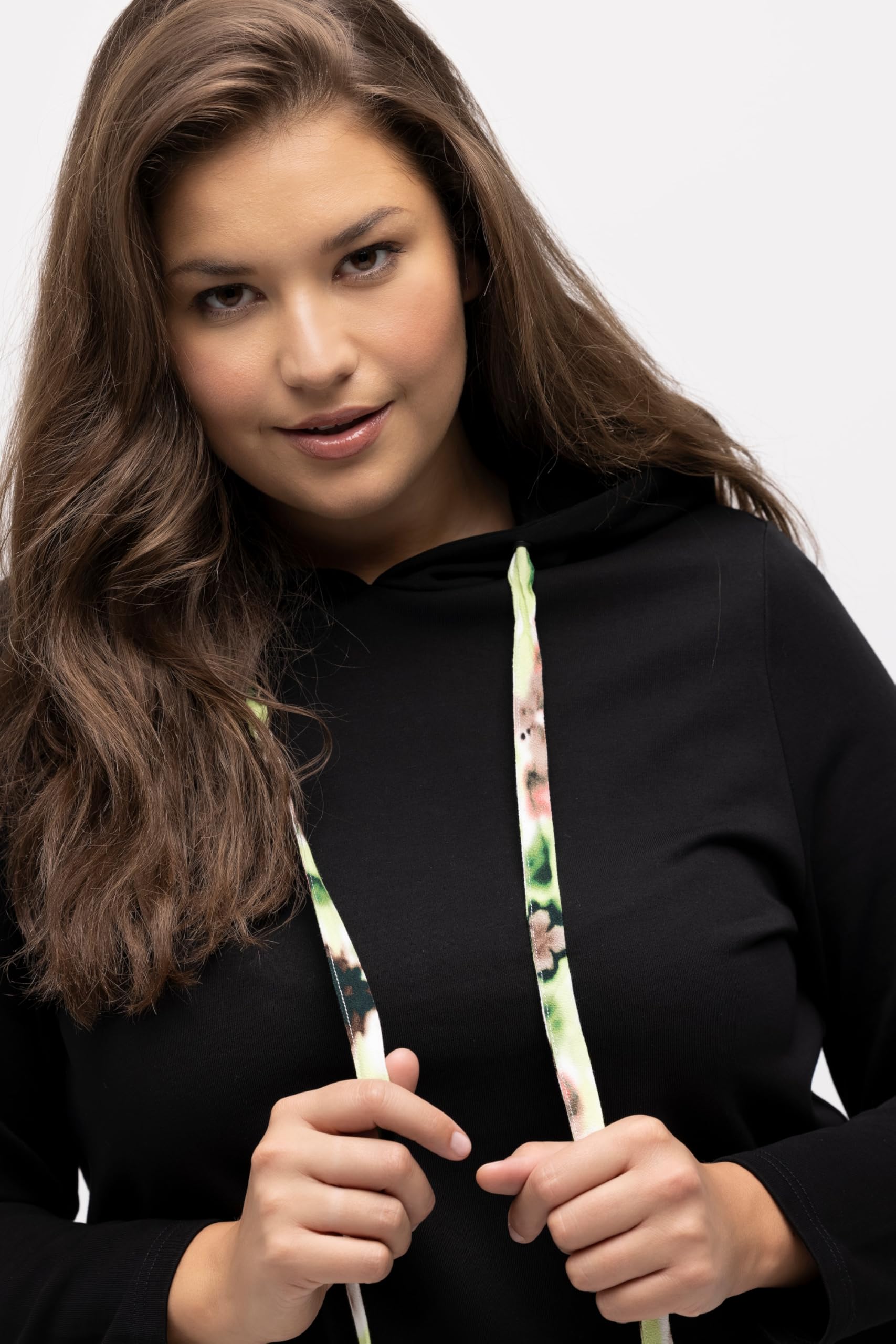 Ulla Popken Maglia dal Taglio Svasato con Effetto a più Strati, Cappuccio e Maniche Lunghe 812569