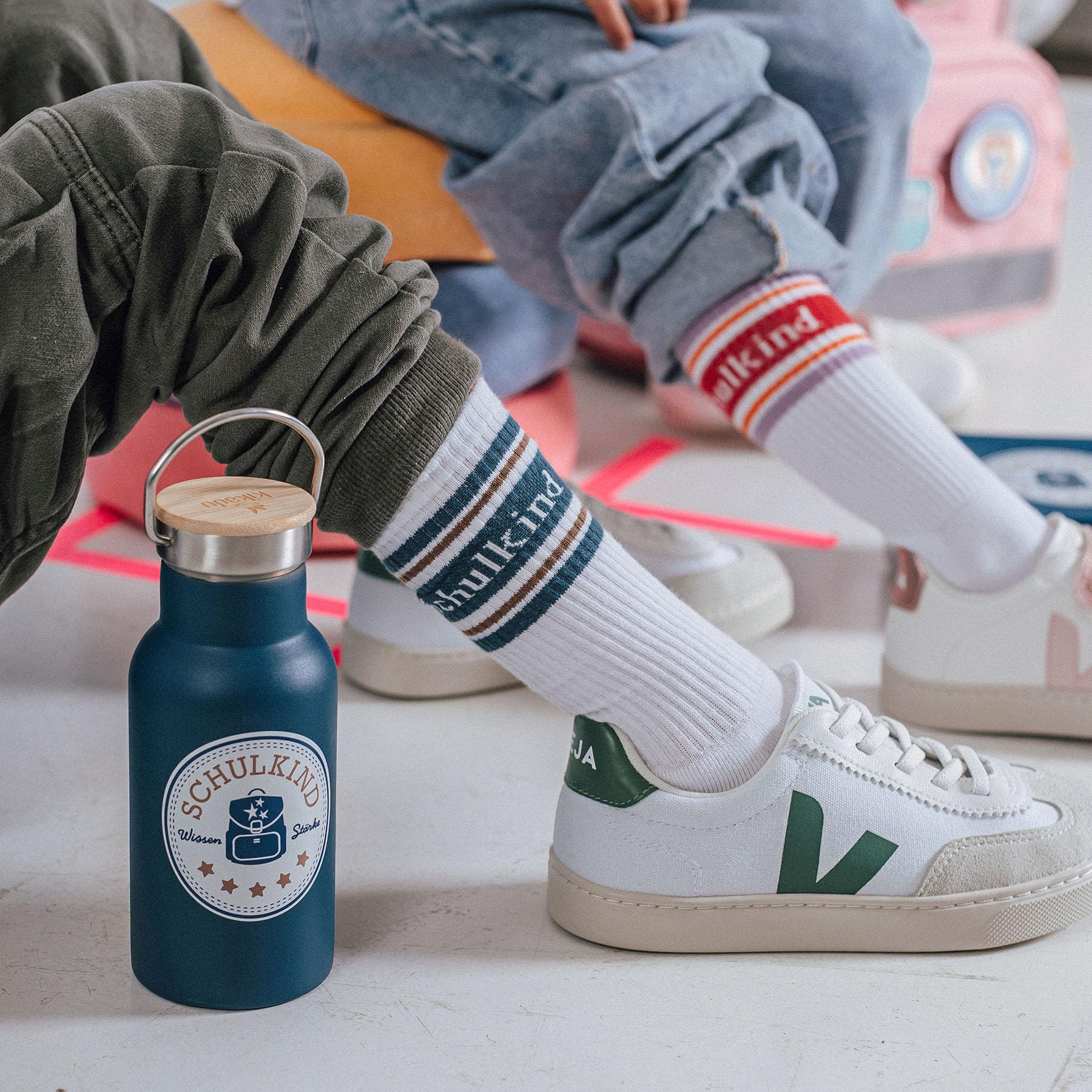 kikadu Geschenk zur Einschulung Jungen, 6-teiliges Schultüten-Set Petrol mit T-Shirt Gr. 116/128, Socken 27/30, Wirbelradierer, Leuchtstern, Relaxball, Armband, Schulanfang Geschenk Schulkind