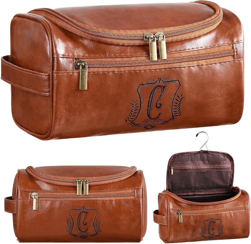Necessaire de viagem Sadnyy em couro sintético marrom com monograma e gancho, modelo C