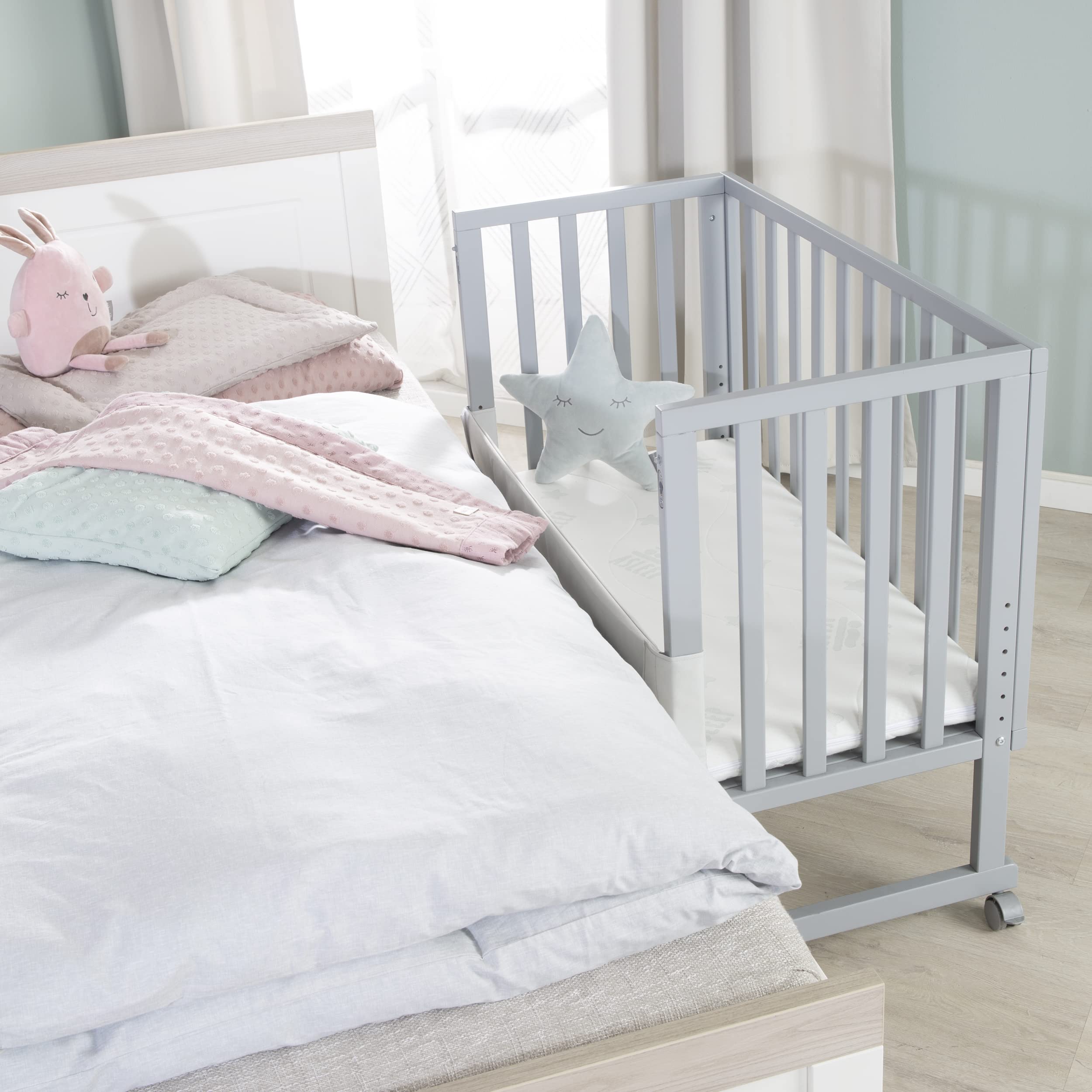 oba Stuben- und Beistellbett safe asleep® 3 in 1-45 x 90 cm - Höhenverstellbar - Komplettes Anstellbett mit Matratze + Canvas Barriere - Bett Set für Babys - Holz taupe/grau