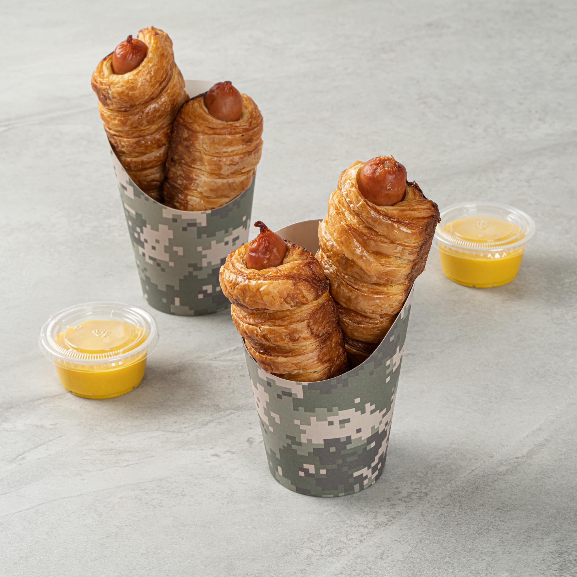 Bio Tek Contenedores de papas fritas de 12 onzas, 100 tazas desechables para embutidos – Diseño inclinado, redondos, tazas de papel de camuflaje para papas fritas, apilables, para gofres, patatas