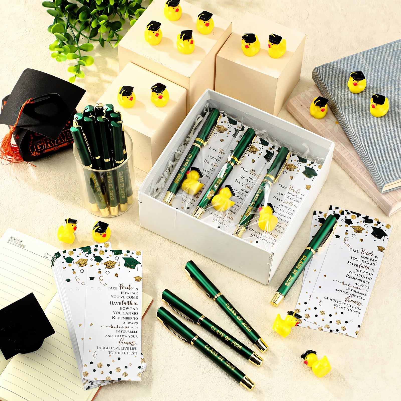 Sayglossy 30 juegos de regalos de graduación a granel clase de 2025 bolígrafos de tinta de gel, minicarjetas de resina amarilla, decoración de fiesta de graduación, recuerdos para estudiantes (verde)
