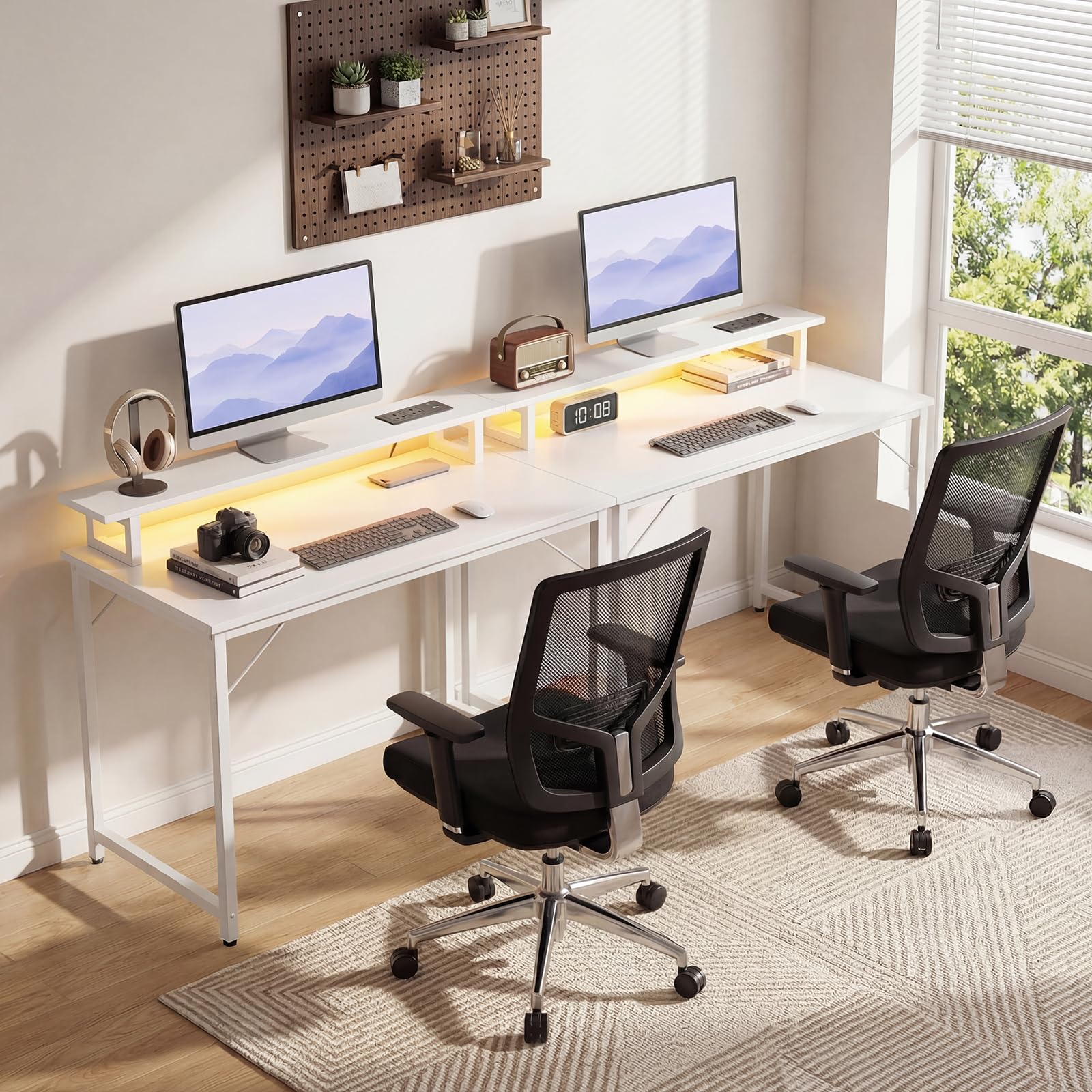iSunirm Scrivania per computer con strisce elettriche, scrivania da gioco con luci LED, scrivania da lavoro per casa e ufficio con ripiano per monitor, bianca
