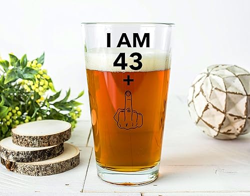 Miniatura 2 de Vaso de cerveza con texto en inglés "Happy Birthday" "I Am 43 Plus 1 vaso de cerveza de 16 onzas, divertido vaso de cerveza de dedo medio para