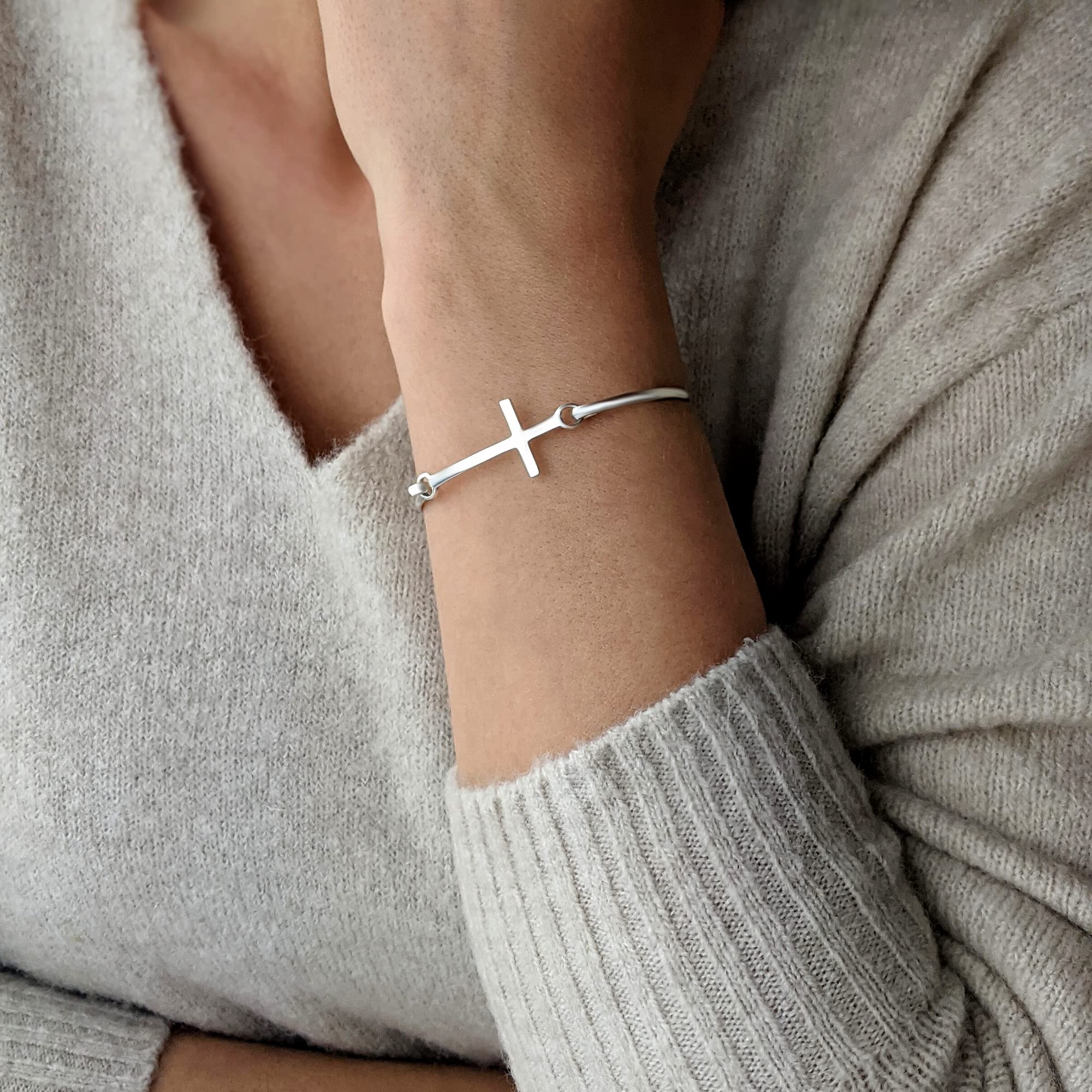 Silverly Brazalete Clásico de Plata de Ley con Cruz | Joyas Religiosas para Mujer | Pulsera Minimalista de Plata 925 para Mujer | Pulsera con Crucifijo Cristiano y Cierre de Presión