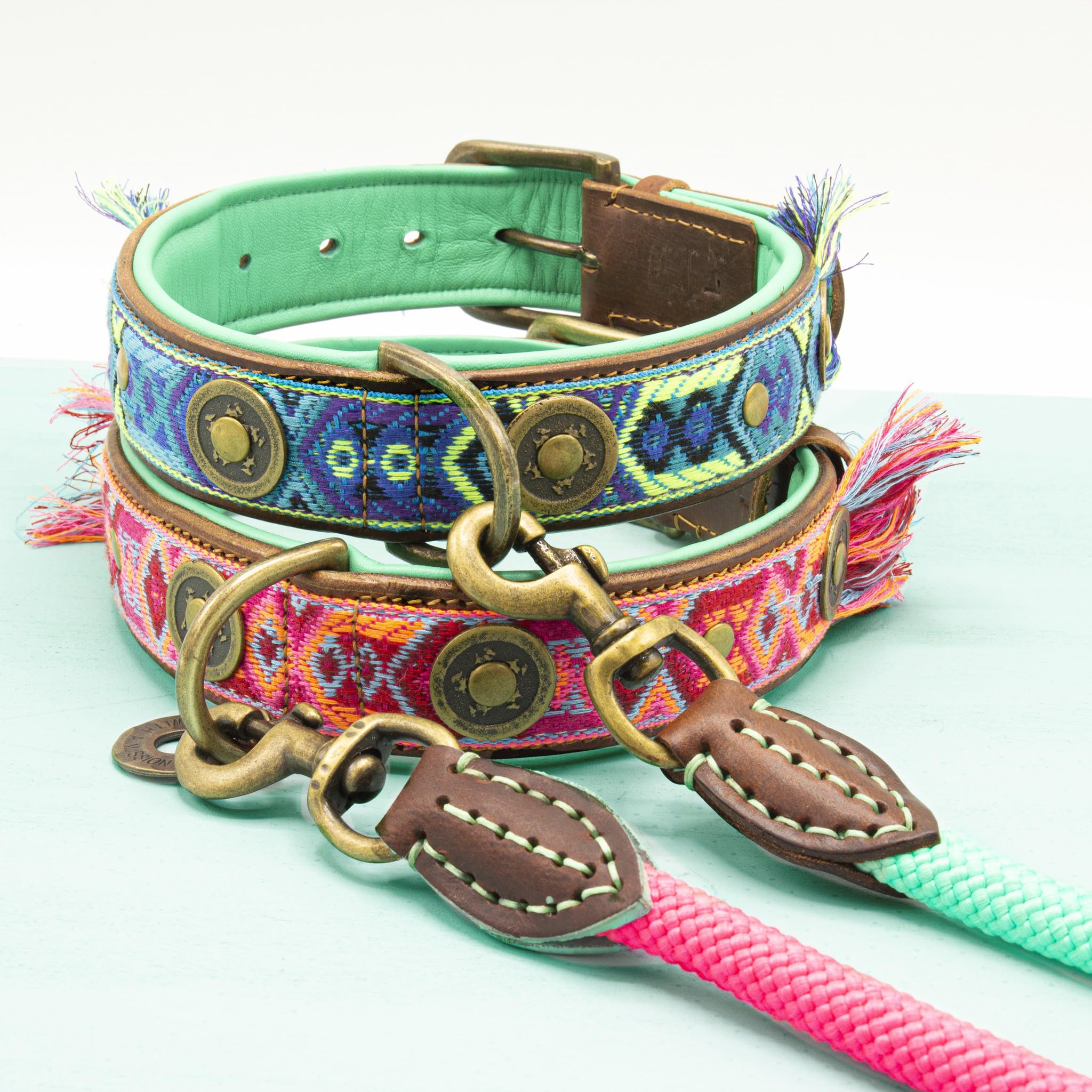 Dog with a Mission - Hundehalsband XL | Farbenfroh in Blau und Türkis | Boho, Ethno, Ibiza, Hippie | Für extra große Hunde | Handgemacht | Modisch und Bunt | Aus weichem Echtes Leder | 4 cm Breit