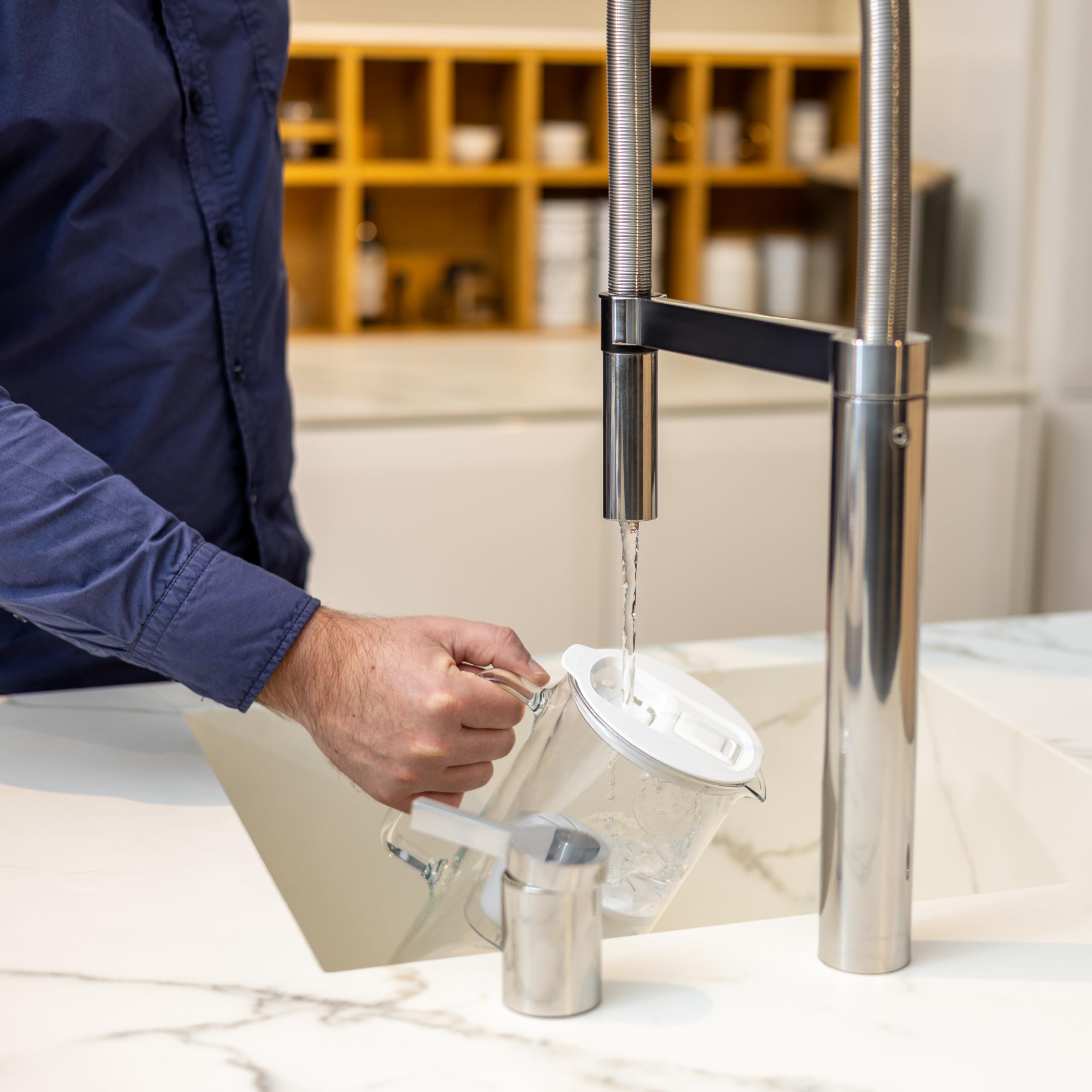 Wessper Carafe filtrante en verre 2L, sans BPA Carafe à eau avec compteur de filtre intelligent, Pichet avec cartouche filtrante au charbon actif et anti-calcaire - Blanc