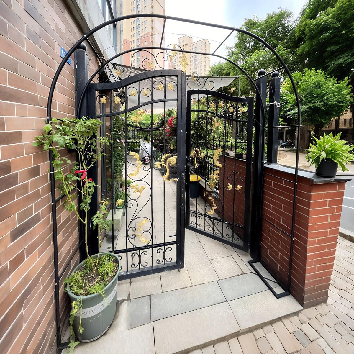 Metall Gartenbogen mit Sockel, 120x220cm Rankhilfe für Kletterpflanzen, Rosenstützlaube, Outdoor Terrasse Pergola, Schwarz Gartendeko, Torbogen für Blumen