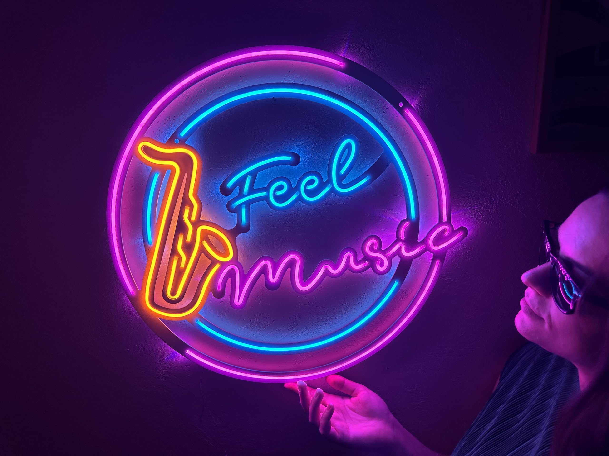 Feel Music - Insegna in metallo al neon, splendida decorazione da parete a LED con retro in metallo, perfetta per studi musicali, bar o spazi abitativi. Insegna luminosa al neon vivace per gli amanti