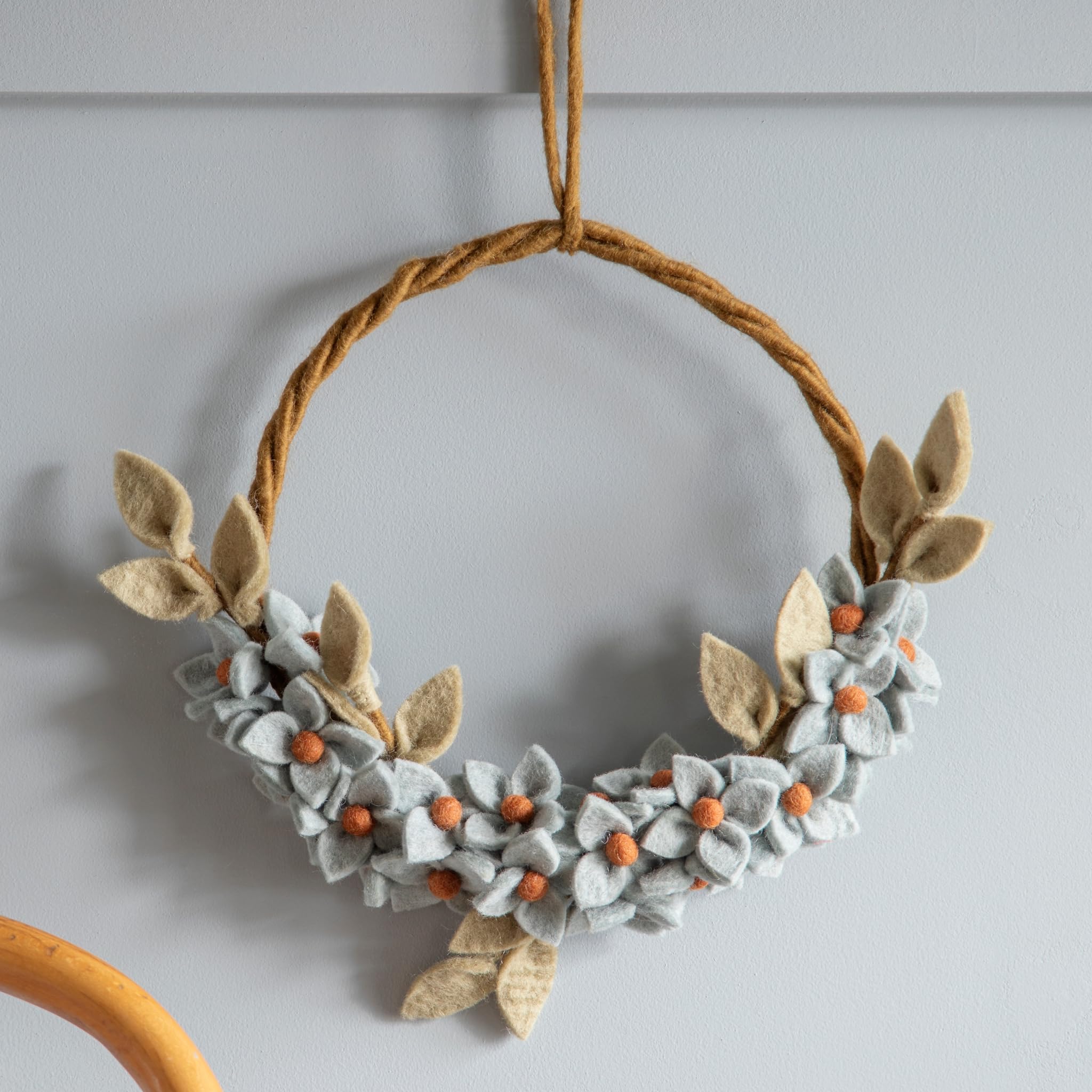 Én Gry & Sif Osterkranz mit blauen Blüten aus Filz, Ostern, Frühling, Osterdeko, Kranz, Handmade, Fairtrade | Türkranz mit taubenblauen Blüten, Ø25 cm