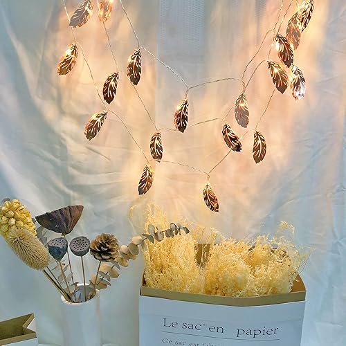 Vista 3 de Guirnalda de luces LED de plumas de oro rosa, farol de hojas de metal, funciona con pilas, luces de hadas para dormitorio, decoraciones de boda