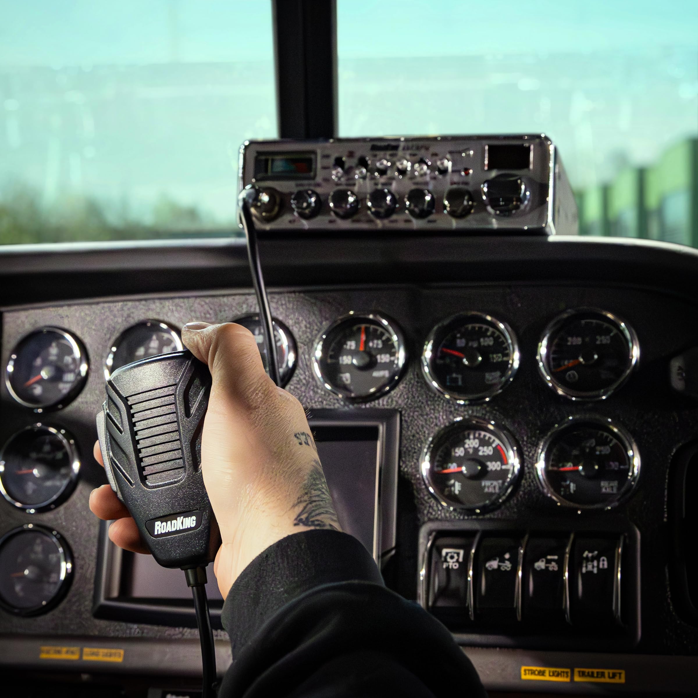 RoadKing RKCBFM Radio Am/FM CB Dual Mode pour Camionneurs Full 40 Canaux Pro Canal d'urgence CB avec Microphone à Annulation de Bruit, Grand Affichage, Couleur argentée