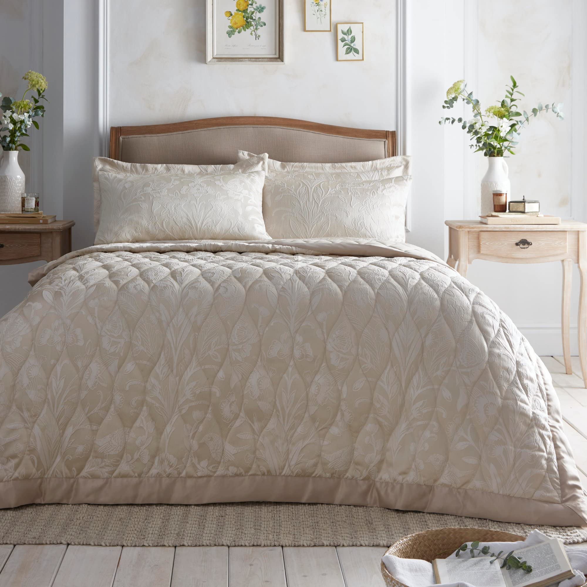 Appletree Champagne Floral Quilted Bedspread (230x200cm) – Heavyweight 150GSM – Reversible Jacquard Design – Soft Touch Microfibre – Vintage Woven Quilt – Elegant Bedroom Accent