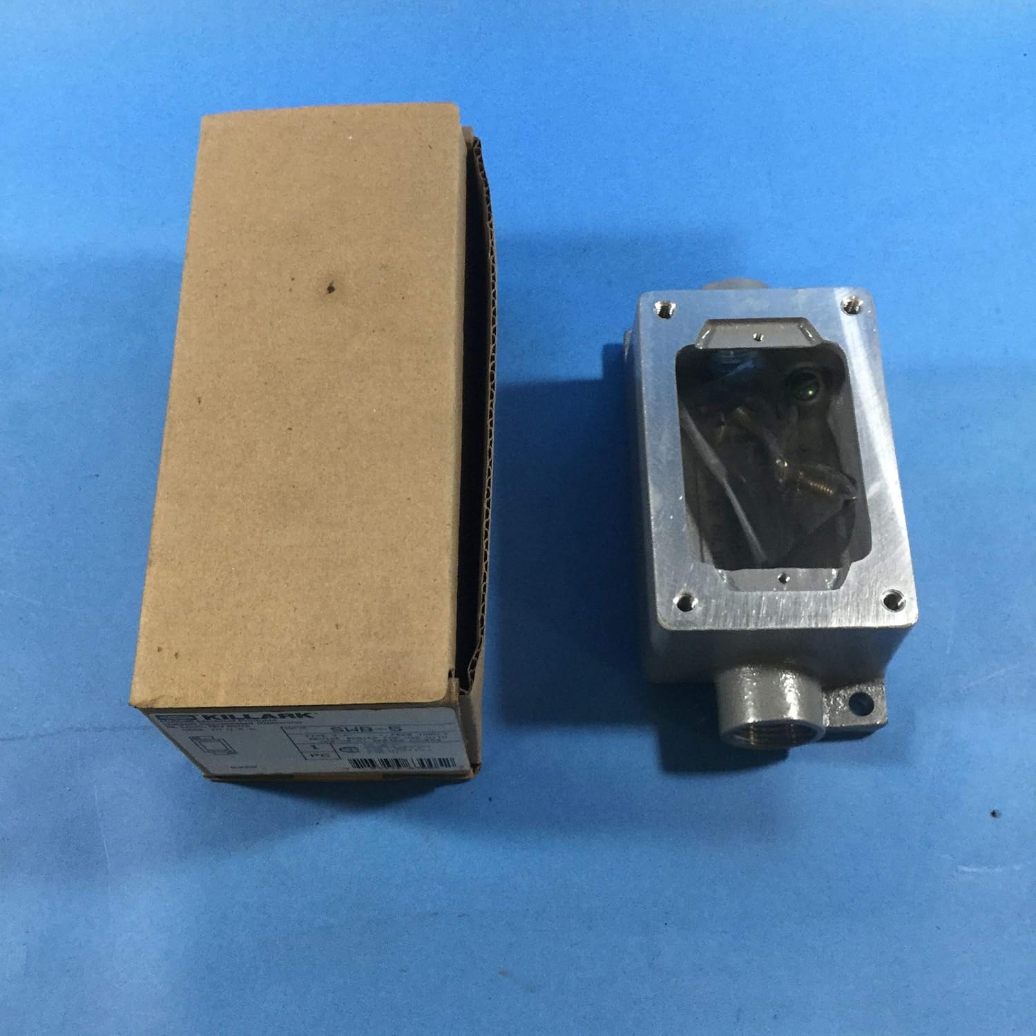 Killark SWB-5 Device Box, 3/4" Feed-Thru Hub, 1 Gang, Copper-Free Aluminum, 5-7/8" x 3" x 2-1/4"