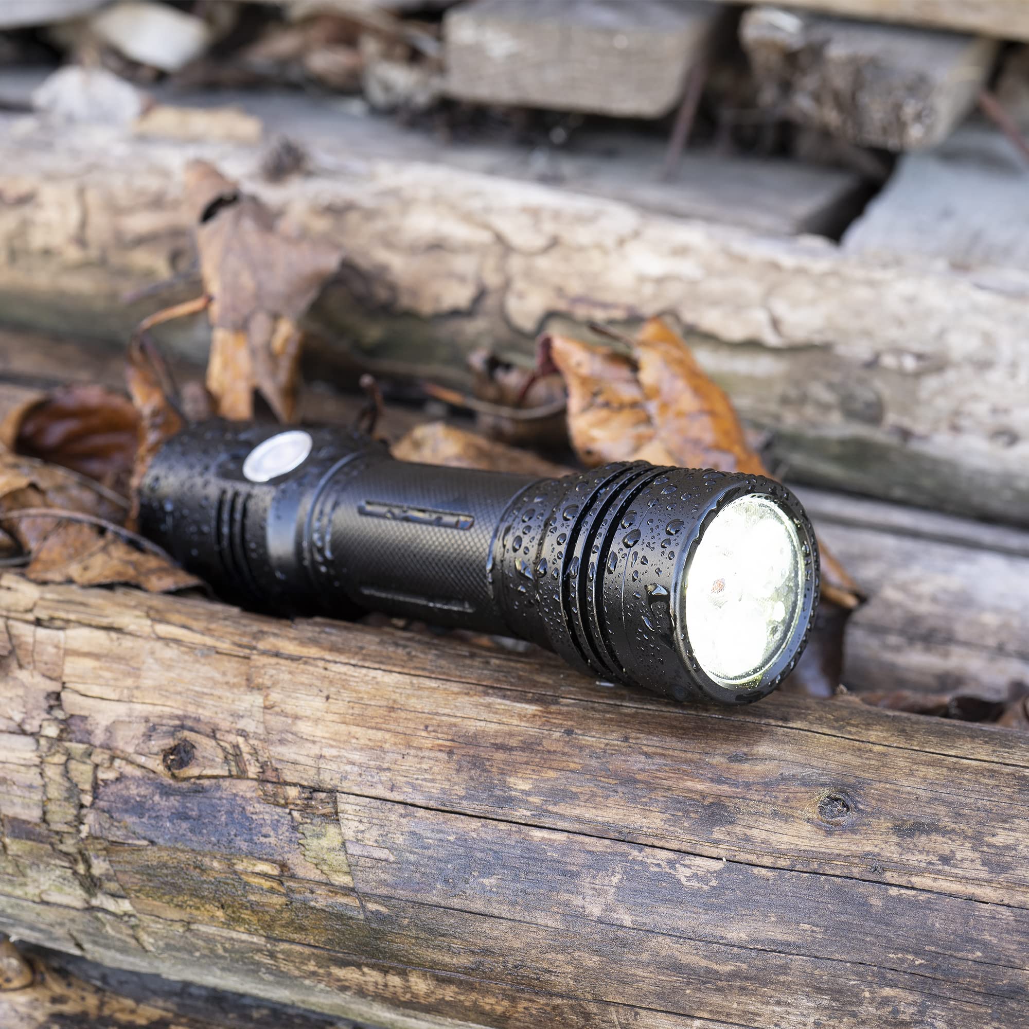 Aluminiowa latarka podwójna LED PNI Adventure F200, bateria 4000 mAh i port micro USB, 3 diody LED z dużą aperturą i jedna z fokusem, obie mają 3 poziomy mocy
