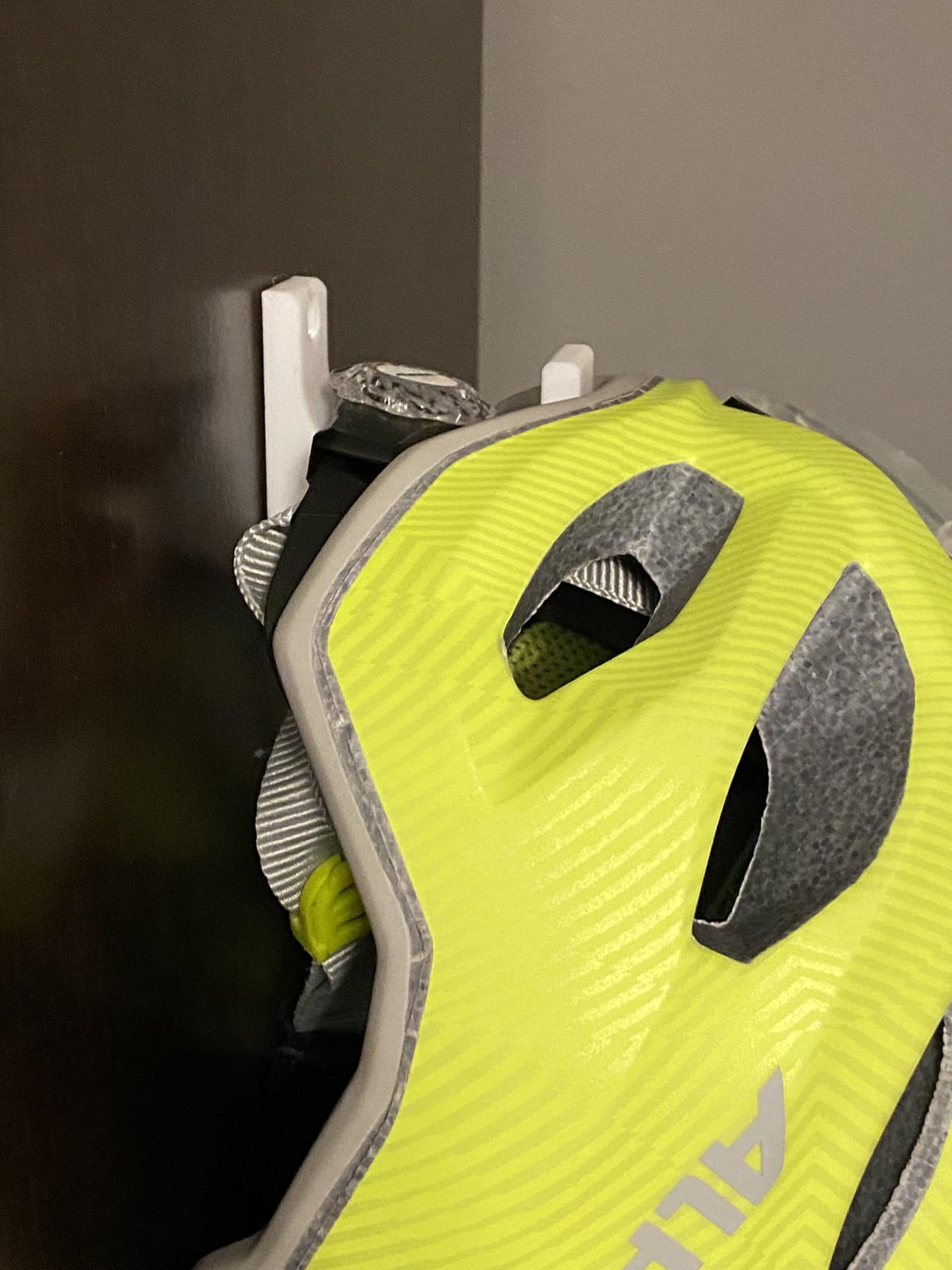 Generisch 2er Set Wandhalterung Helm Wand Halter für Fahrradhelm, Reithelm, Skihelm Haken Helmaufhänger (MTB, Rennrad) weiß Sport & Freizeit