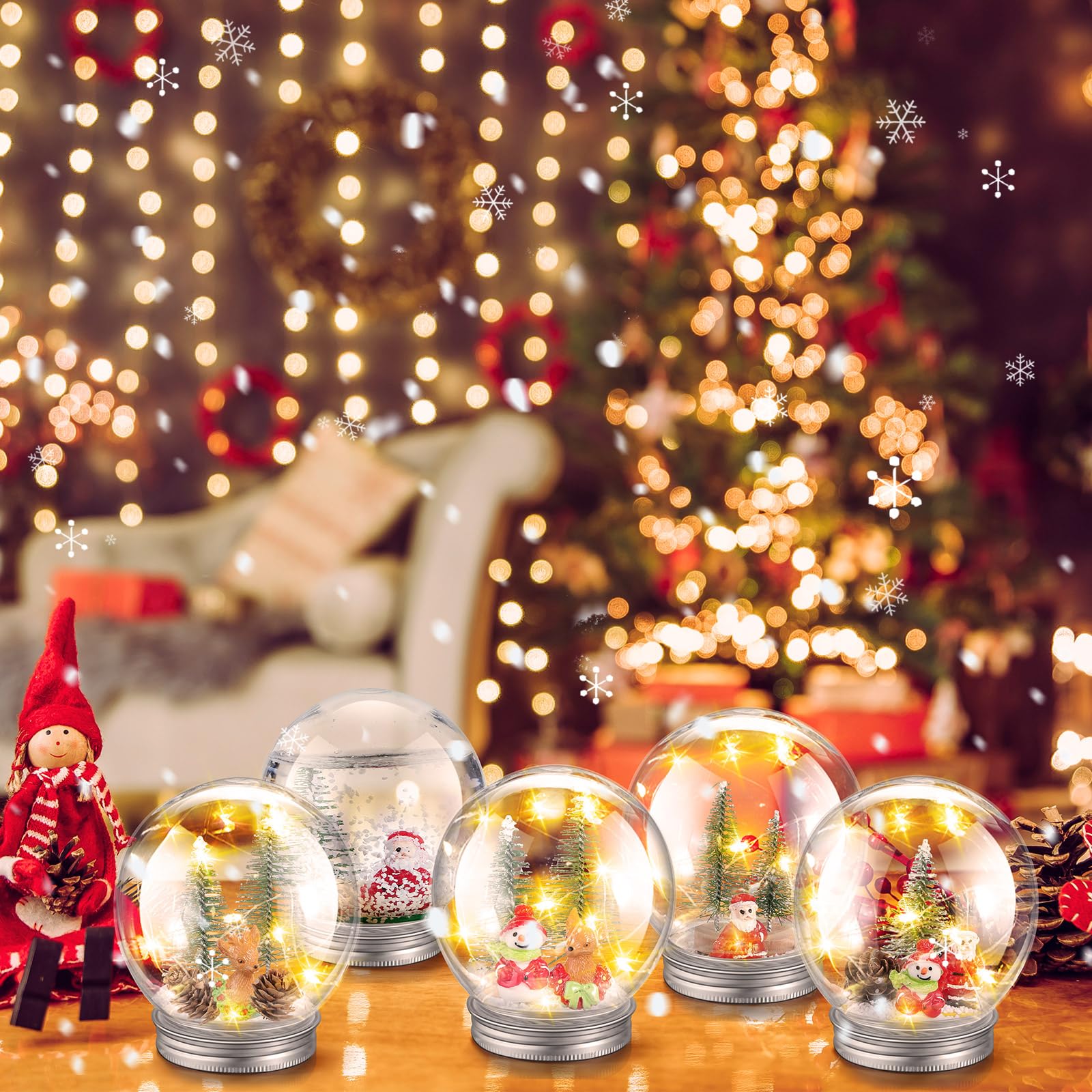 Liliful Lot de 24 boules à neige LED en plastique transparent avec mini sapin de Noël artificiel pomme de pin Père Noël, bonshommes de neige, renne, flocons de neige artificiels pour Noël, vacances,