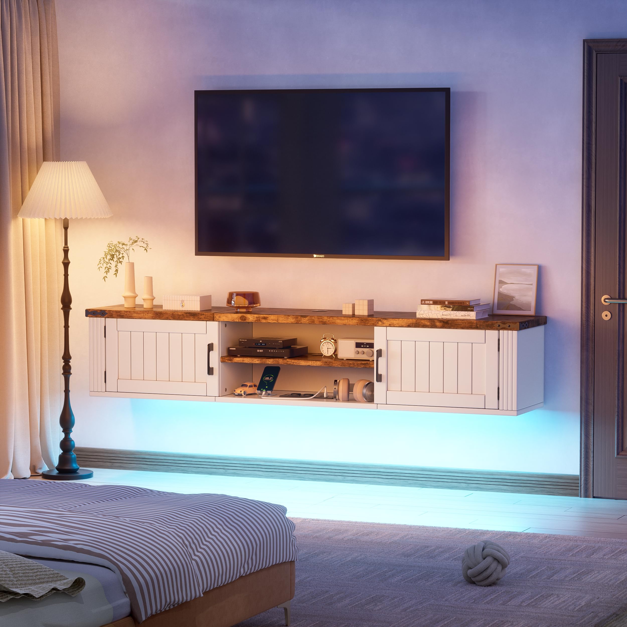 Mobile Porta TV Sospeso con Striscia di Alimentazione e Luci LED, Mobiletto TV a Muro Stile Rustico Farmhouse, Console Multimediale Fluttuante con Ante per Soggiorno, Bianco e Legno