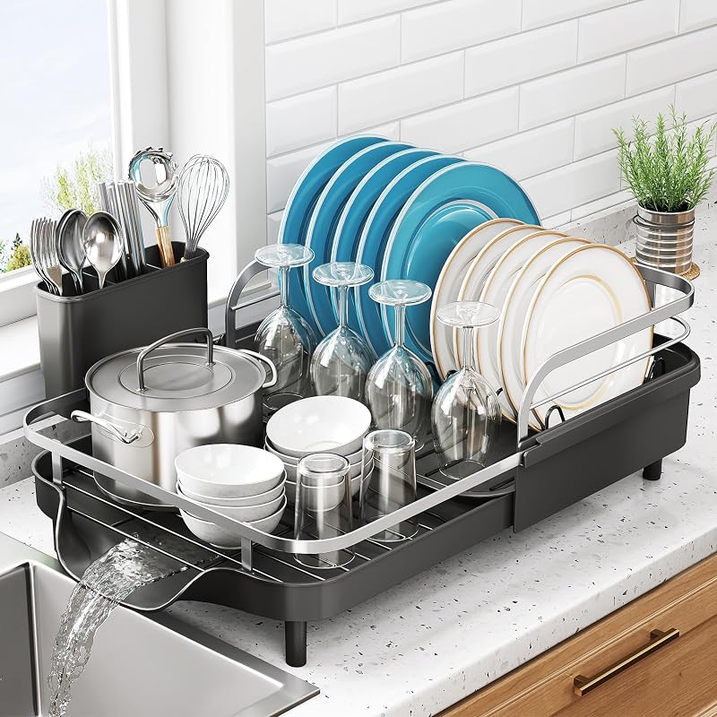 SNTD Rejilla extensible para secar platos para encimera de cocina, 15,2-22,1 pulgadas, negro | Acero inoxidable resistente al óxido, rieles laterales protectores, escurridor autodrenante, soporte para utensilios extraíble