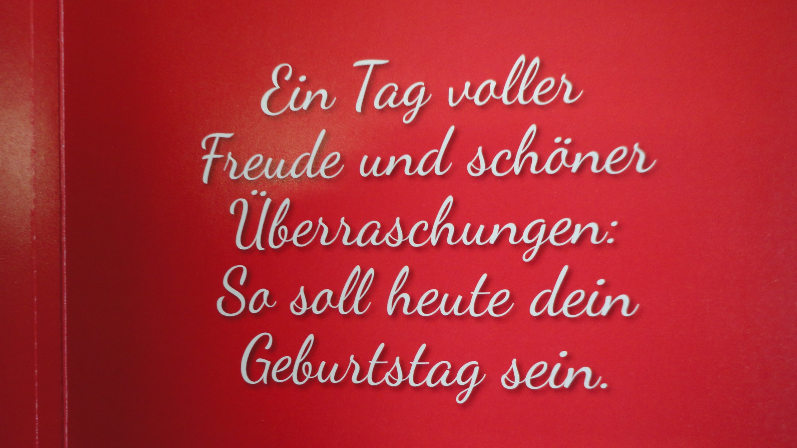 Carte De Félicitations D'anniversaire Avec Un Dessin De Caractères Multicolores Illustration