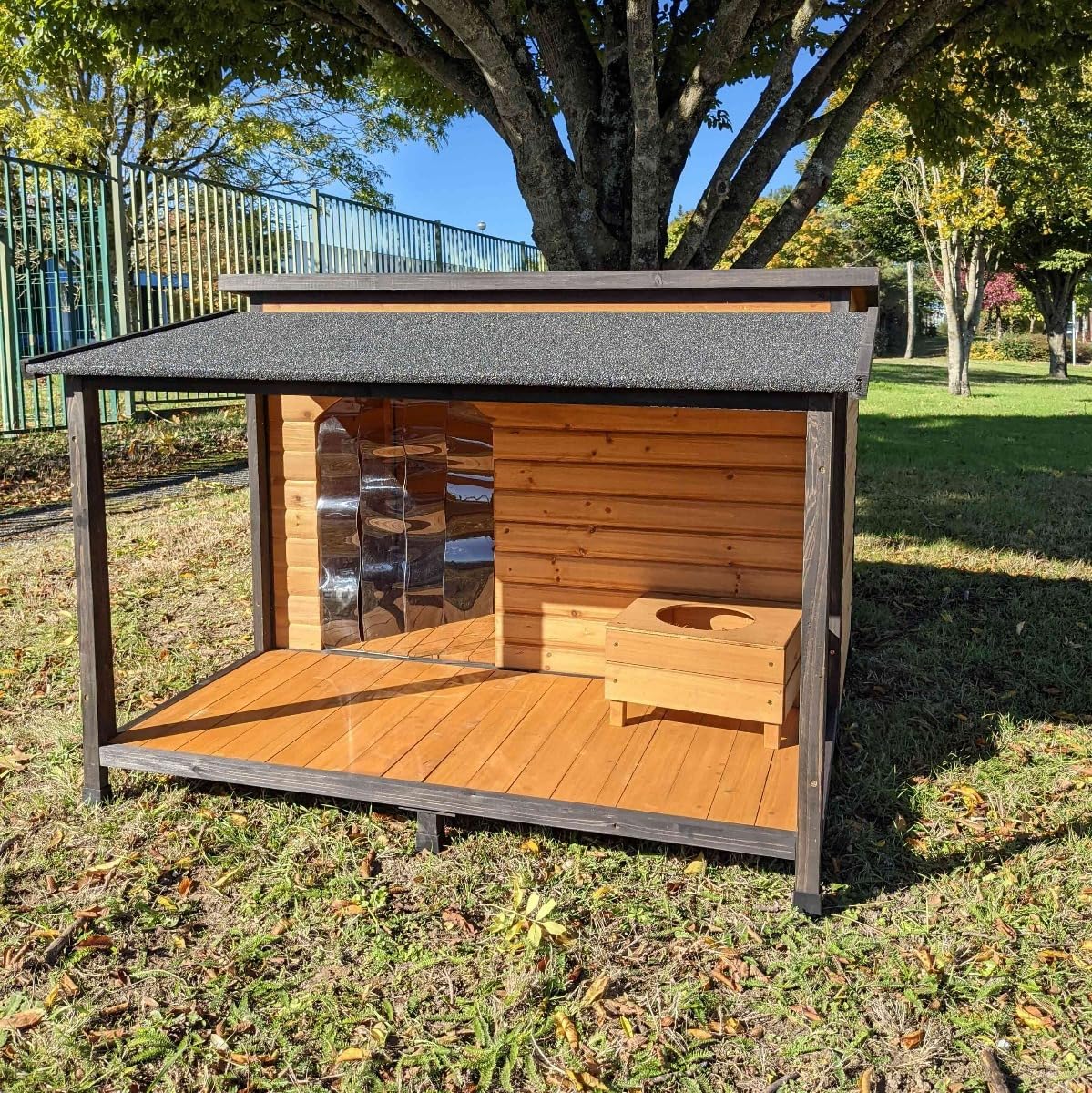 Animal Valley Hundehütte Deutscher Schäferhund mit Schiebedach und Terrasse – Holz und Kunststoff – L 136 x B 136 x H 95 cm – Größe XXL – Beige und Grau – für sehr große Hunde