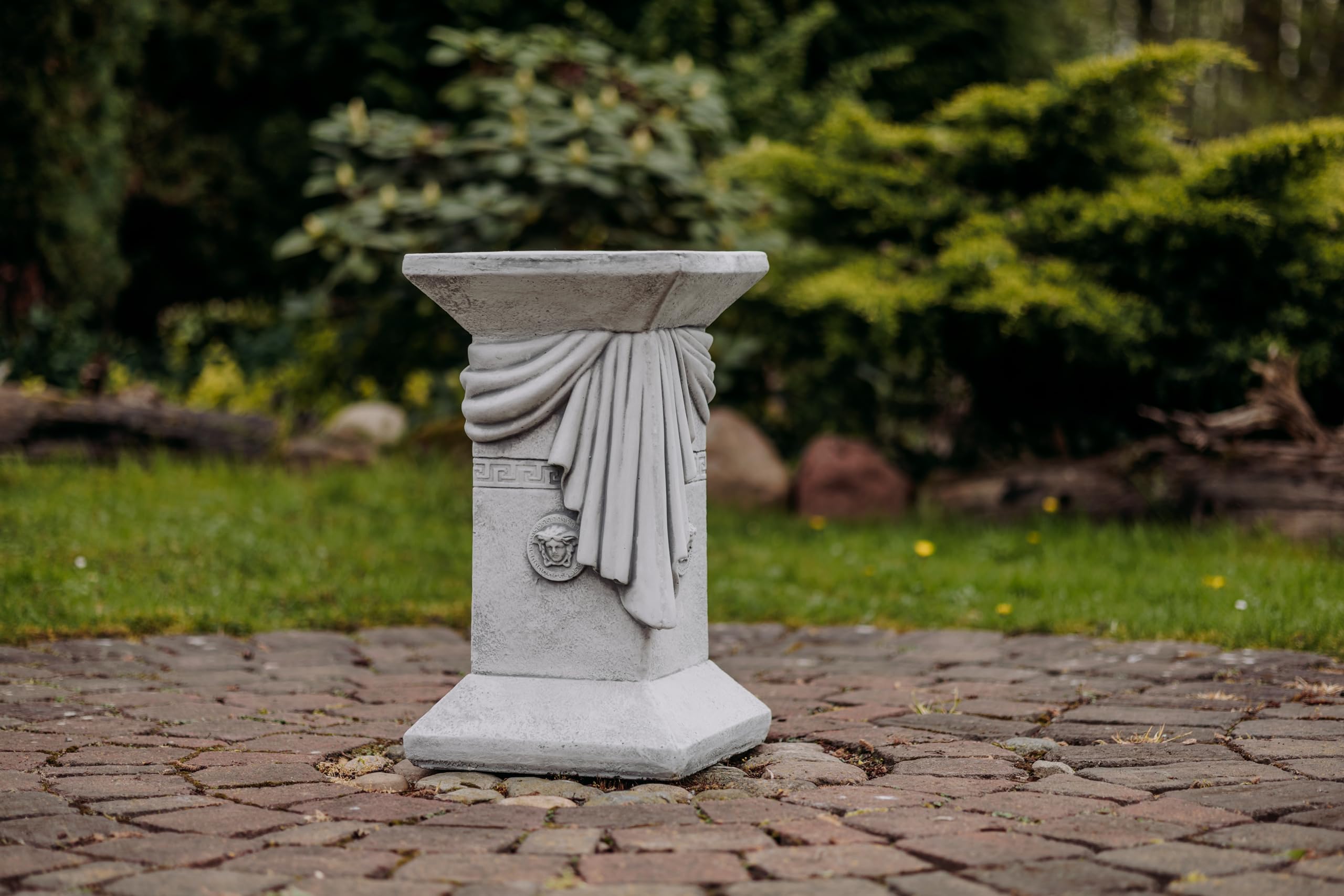 gartendekoparadies.de Sockel Podest mit Designer Motiv aus Steinguss, Grau, Frostsicher für Außenbereich, H. 56 cm, Stellfläche 32 x 32 cm, 71 kg